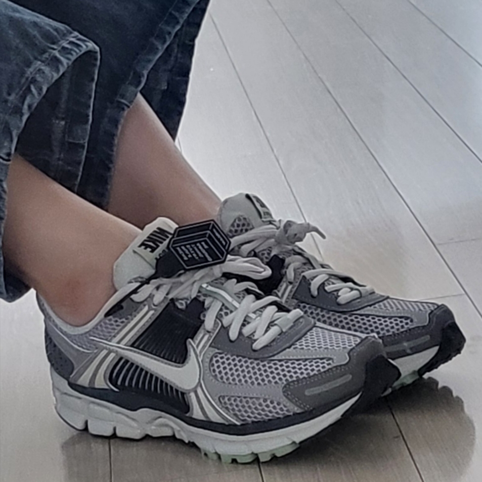 (W) Nike Zoom Vomero 5 Cobblestone and Flat Pewter 착용 스타일