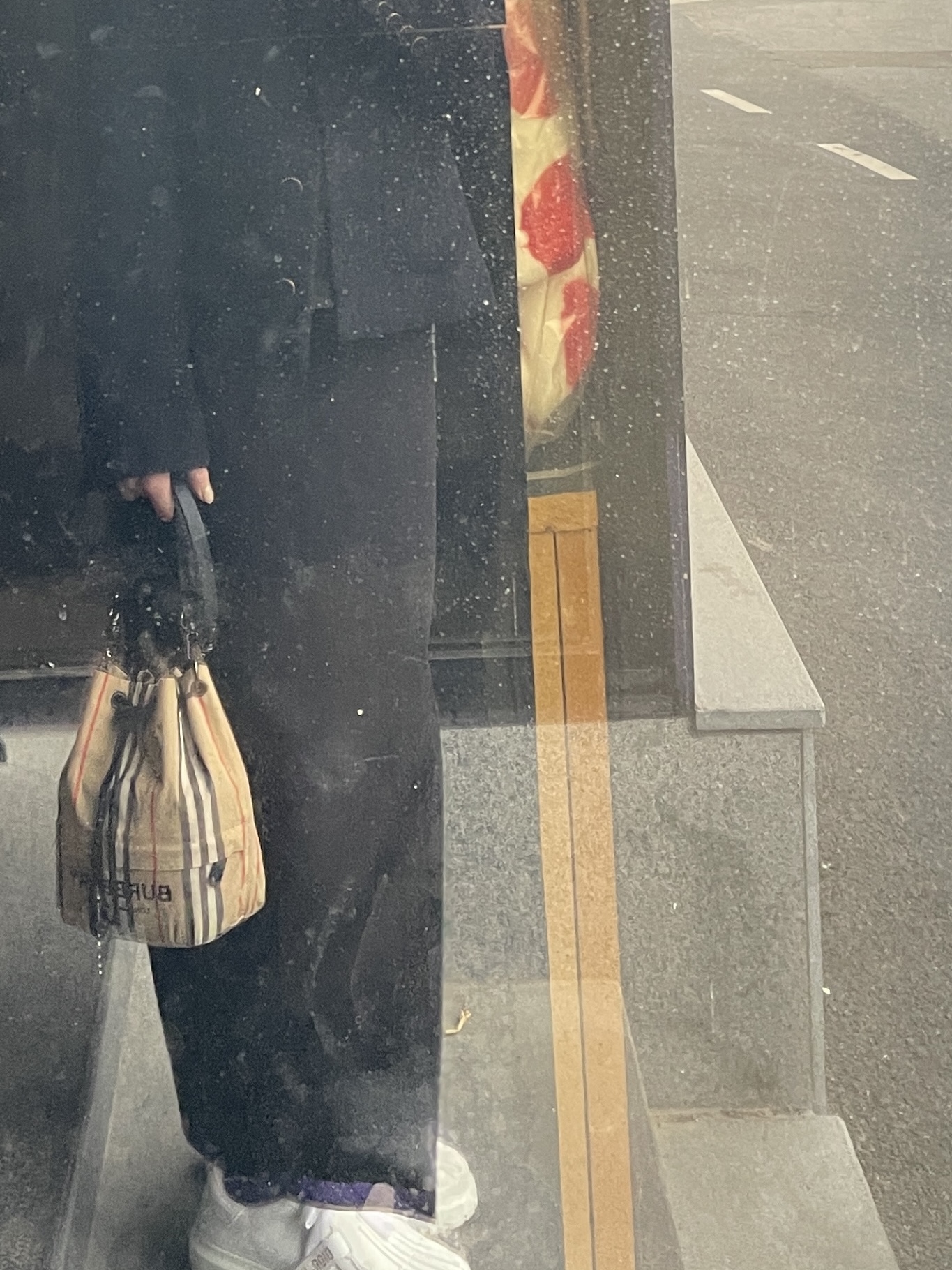 (W) Dior-ID Calfskin & Rubber Sneakers White, Burberry Icon Stripe Econyl Drawcord Pouch Archive Beige 착용 스타일 - 4