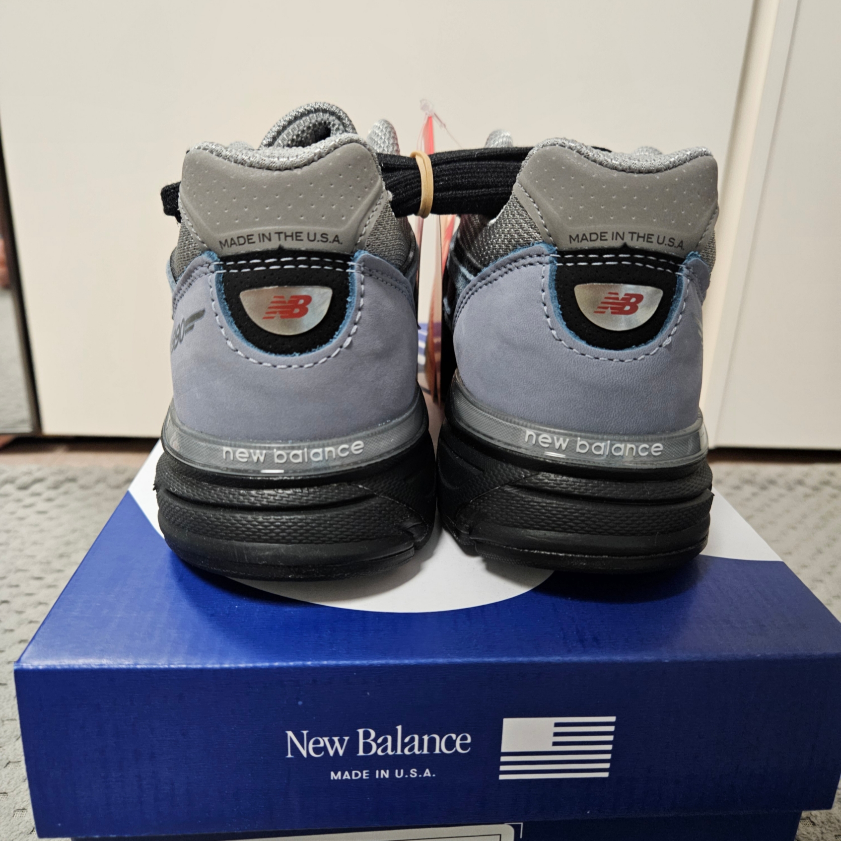 New Balance 990v4 Made in USA Arctic Grey 착용 스타일 - 3