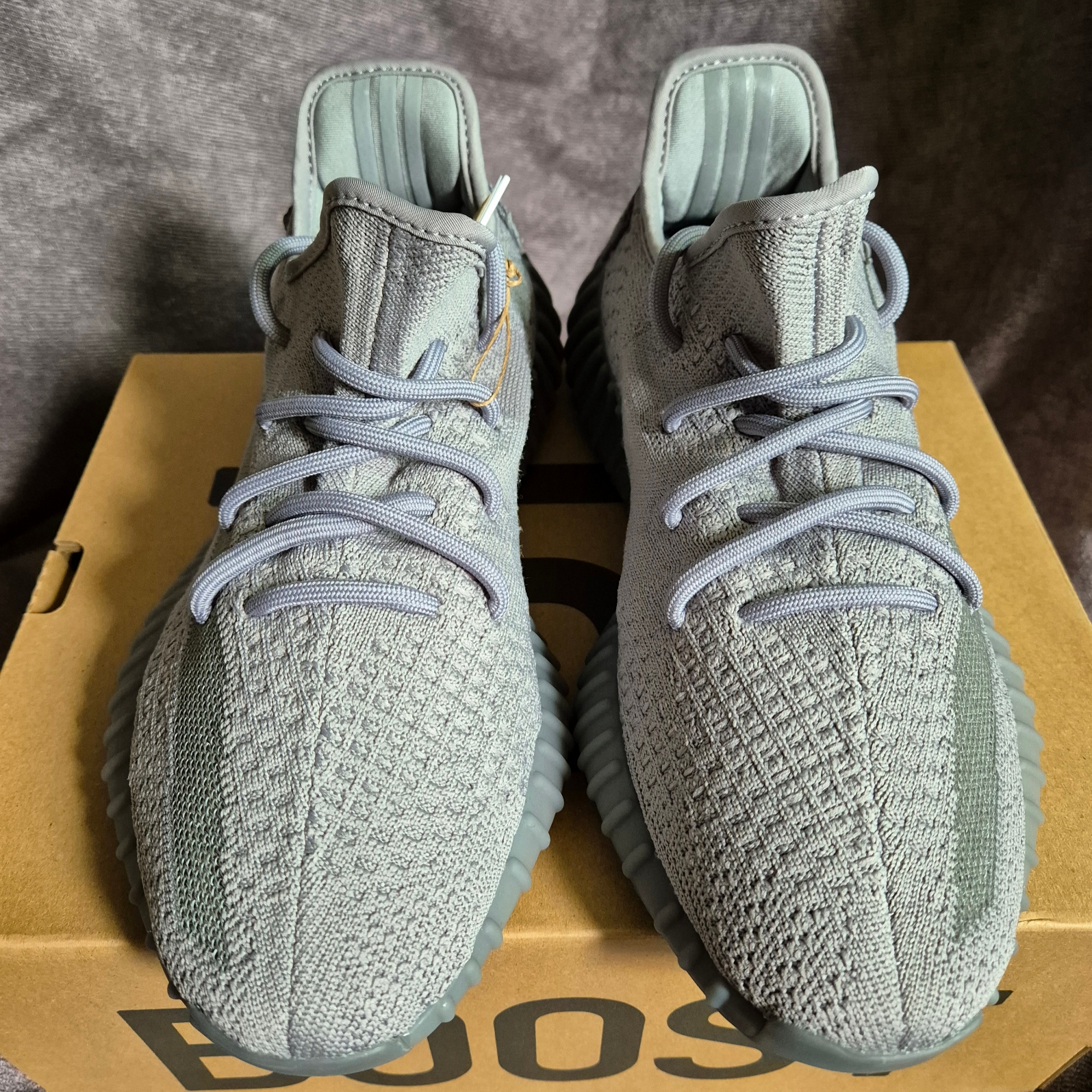 Adidas Yeezy Boost 350 V2 Steel Grey 착용 스타일 - 2