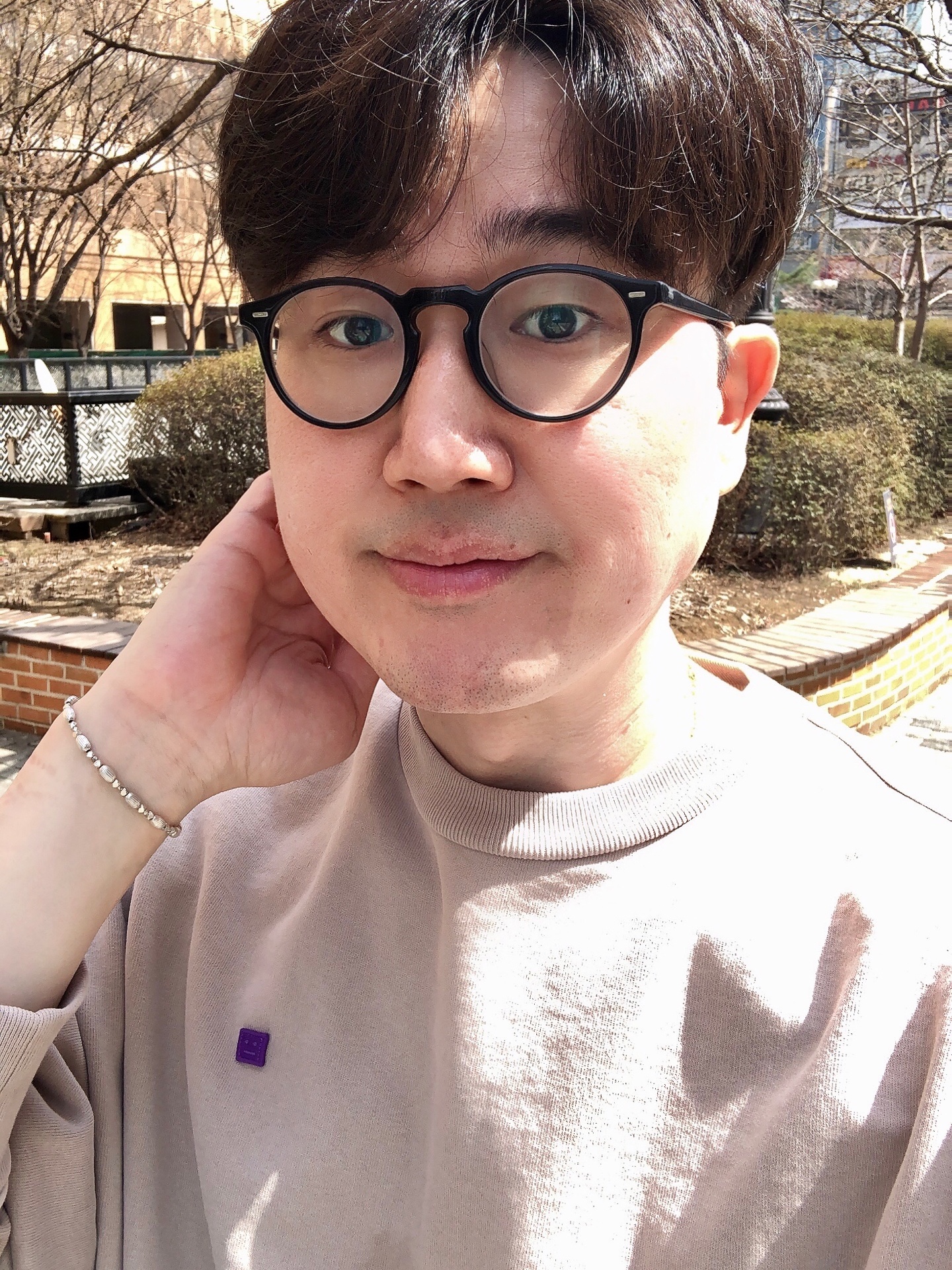 Acne Studios Fiah Crewneck Sweatshirt Dusty Beige 착용 스타일