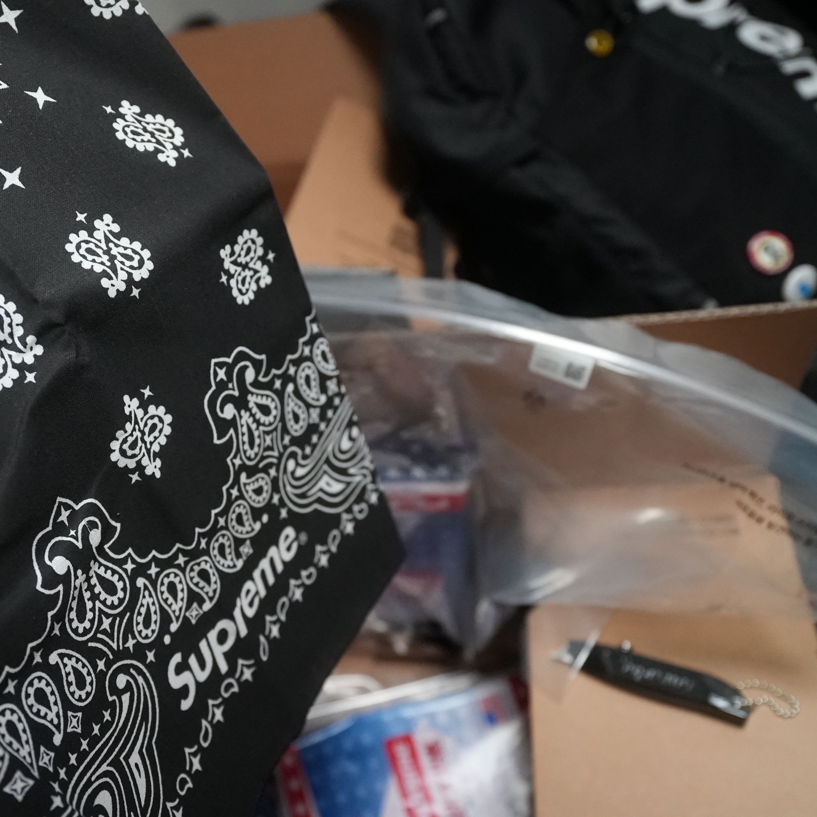 Supreme Hav-A-Hank Bandanas Multicolor (Set of 3) - 24SS 착용 스타일 - 2