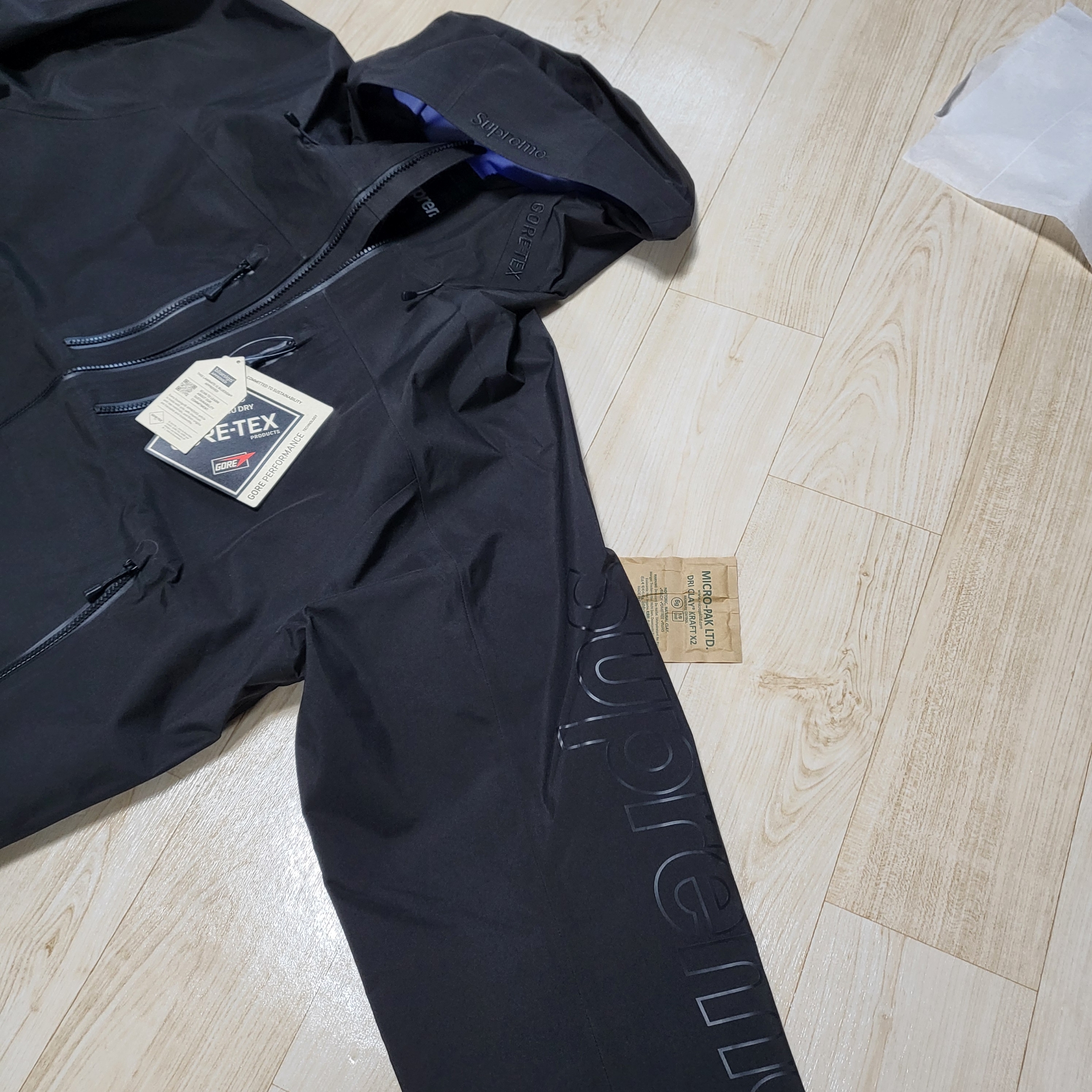 Supreme Gore-Tex Taped Seam Shell Jacket Black - 24SS 착용 스타일 - 1