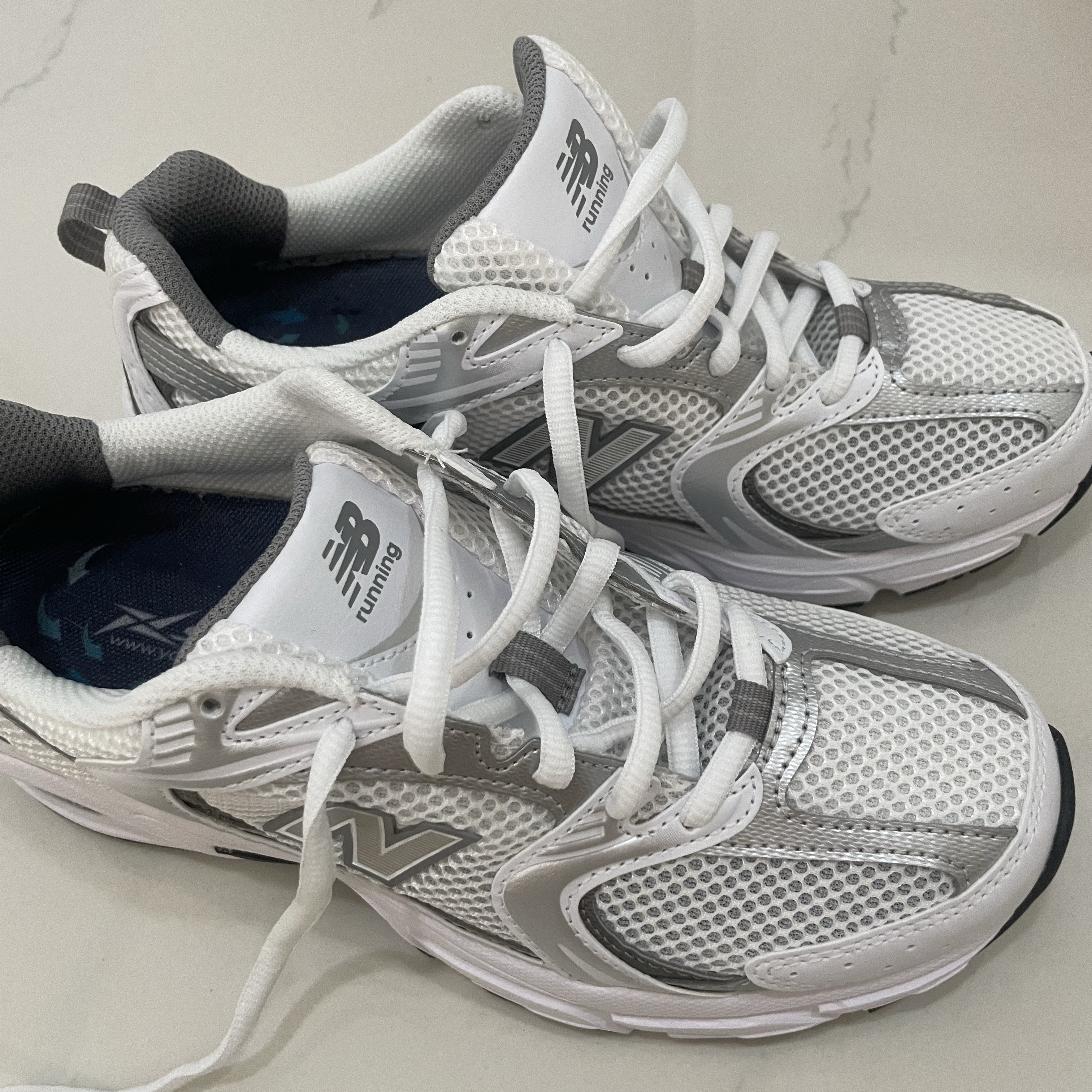 New Balance 530 White Silver 착용 스타일