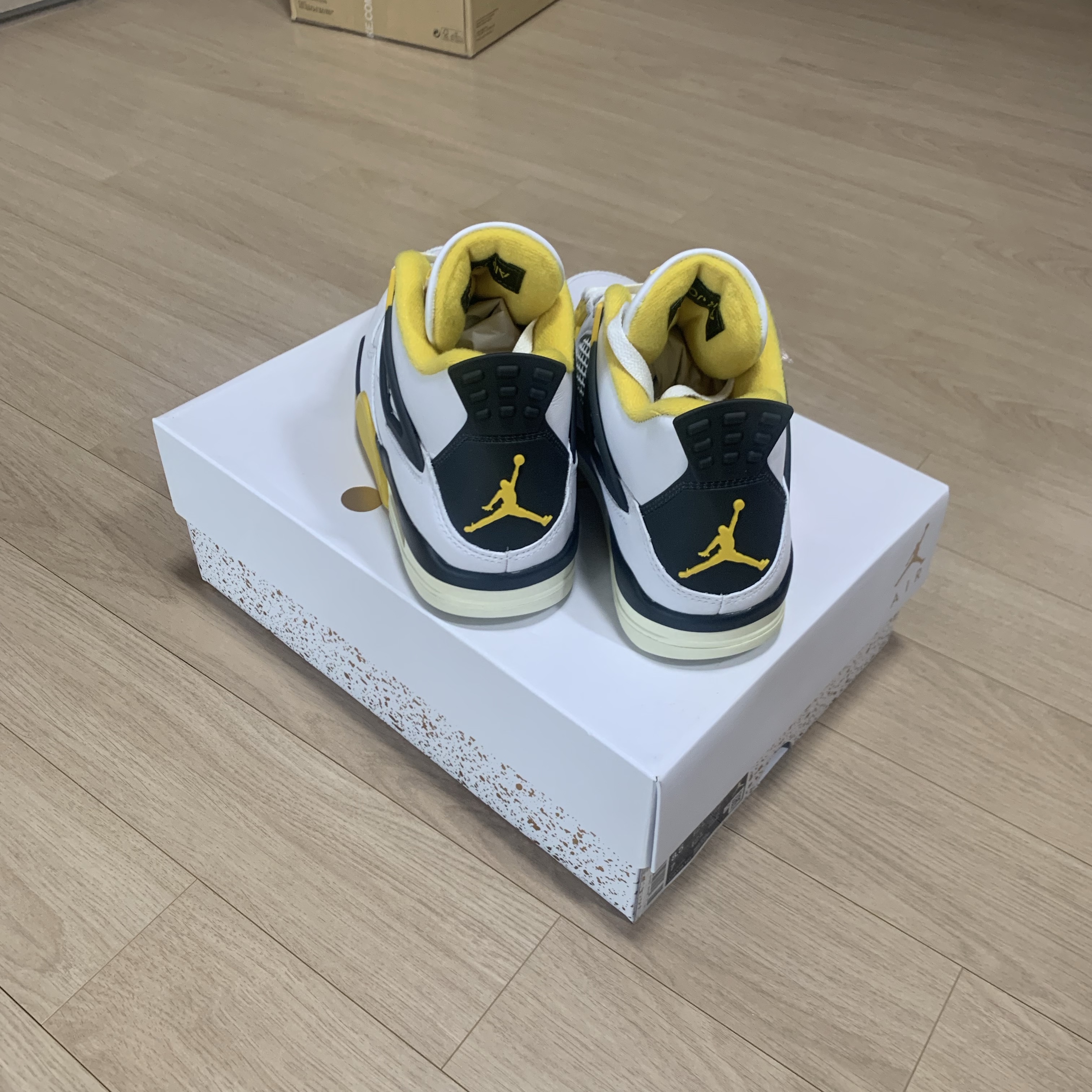 (W) Jordan 4 Retro Vivid Sulfur 착용 스타일 - 4