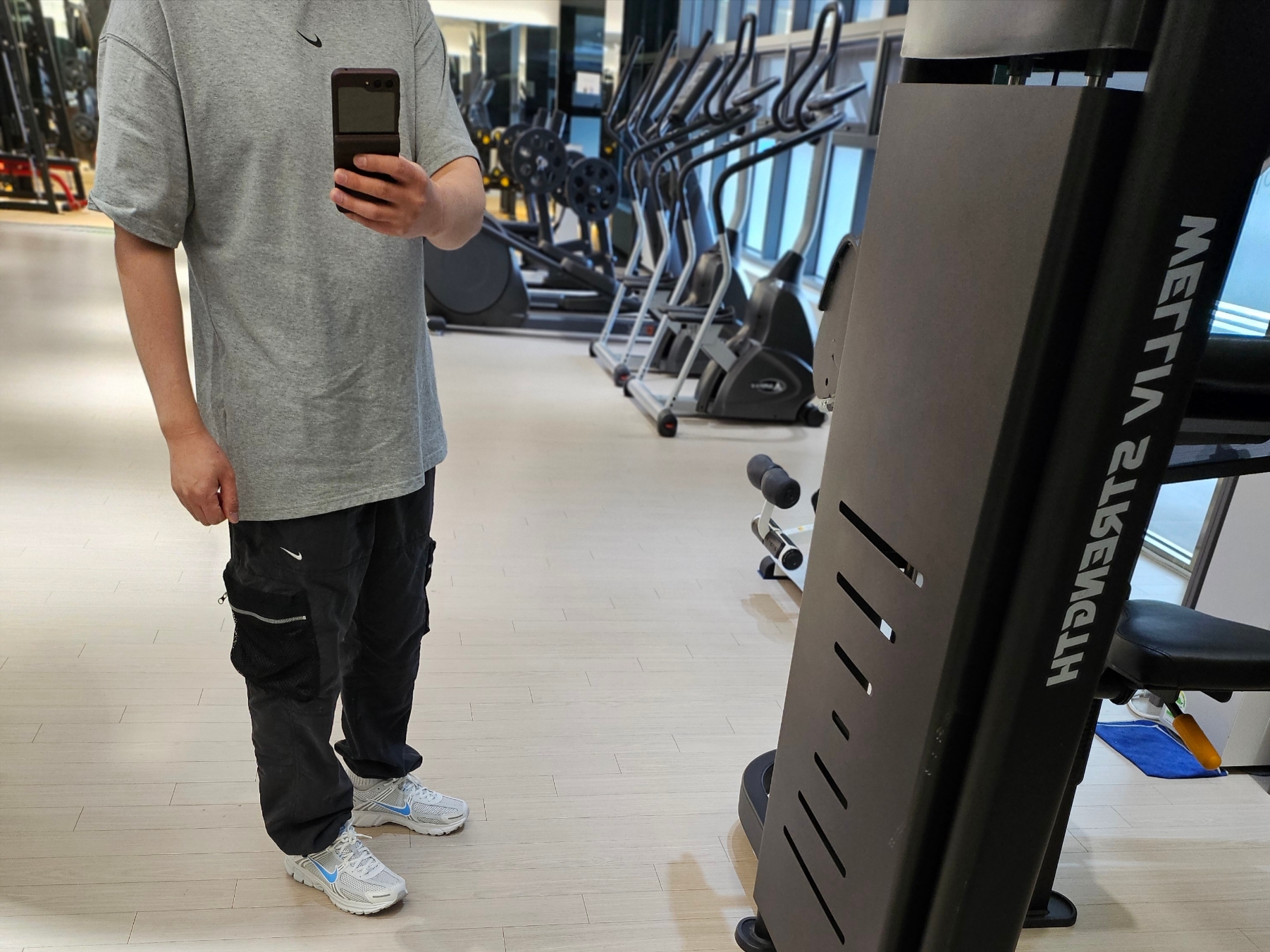 Nike x Drake Nocta Max 90 T-Shirt Dark Heather Grey (FN7663-063) 착용 스타일