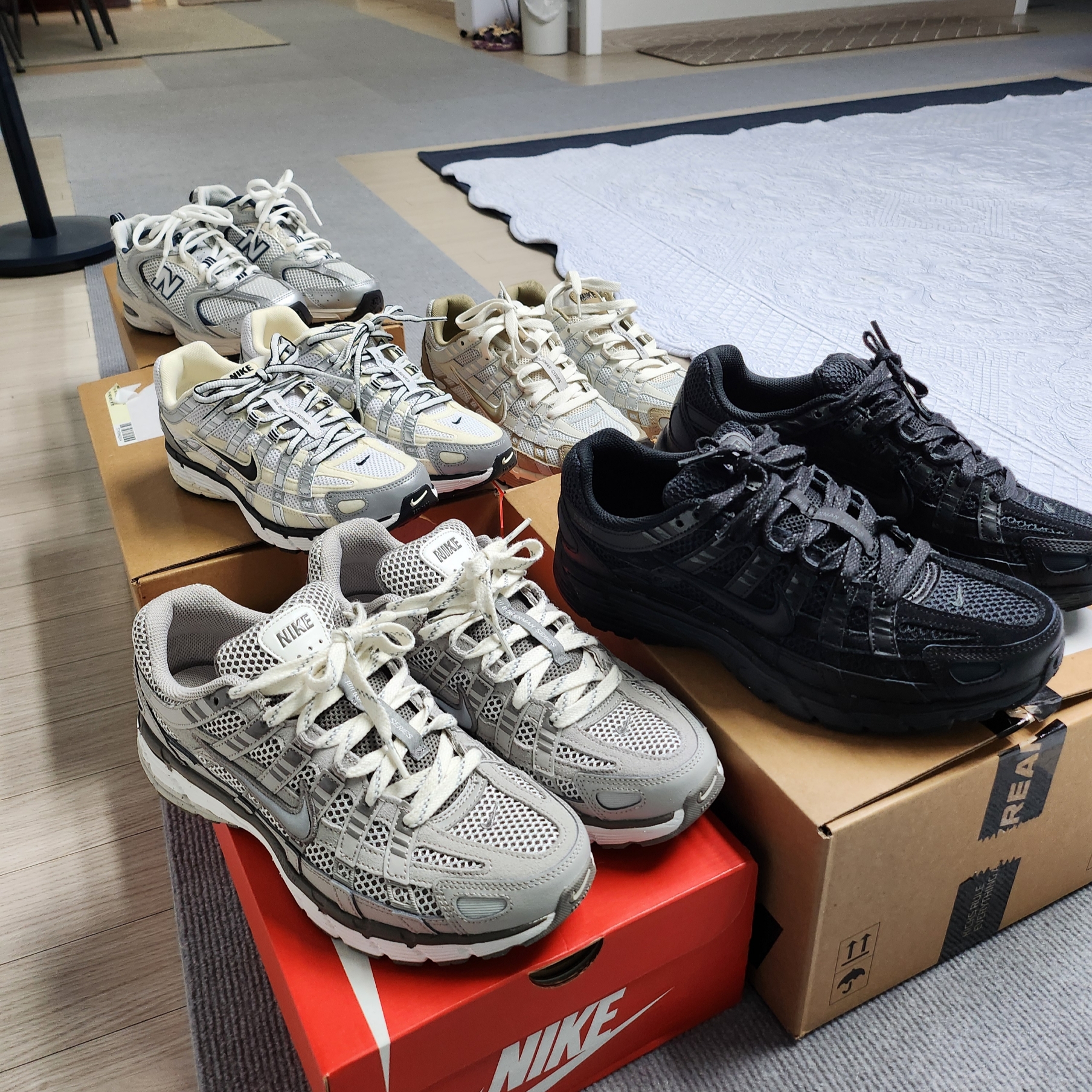 (W) Nike P-6000 Coconut Milk Metallic Silver 착용 스타일 - 1