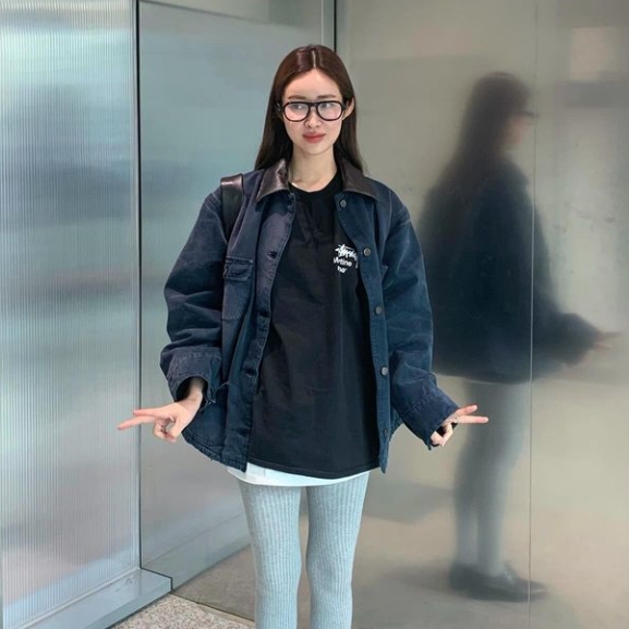 Stussy x Martine Rose Collage Pigment Dyed T-Shirt Black, Lemaire Small Croissant Bag Soft Nappa Leather Black 착용 스타일 - 3
