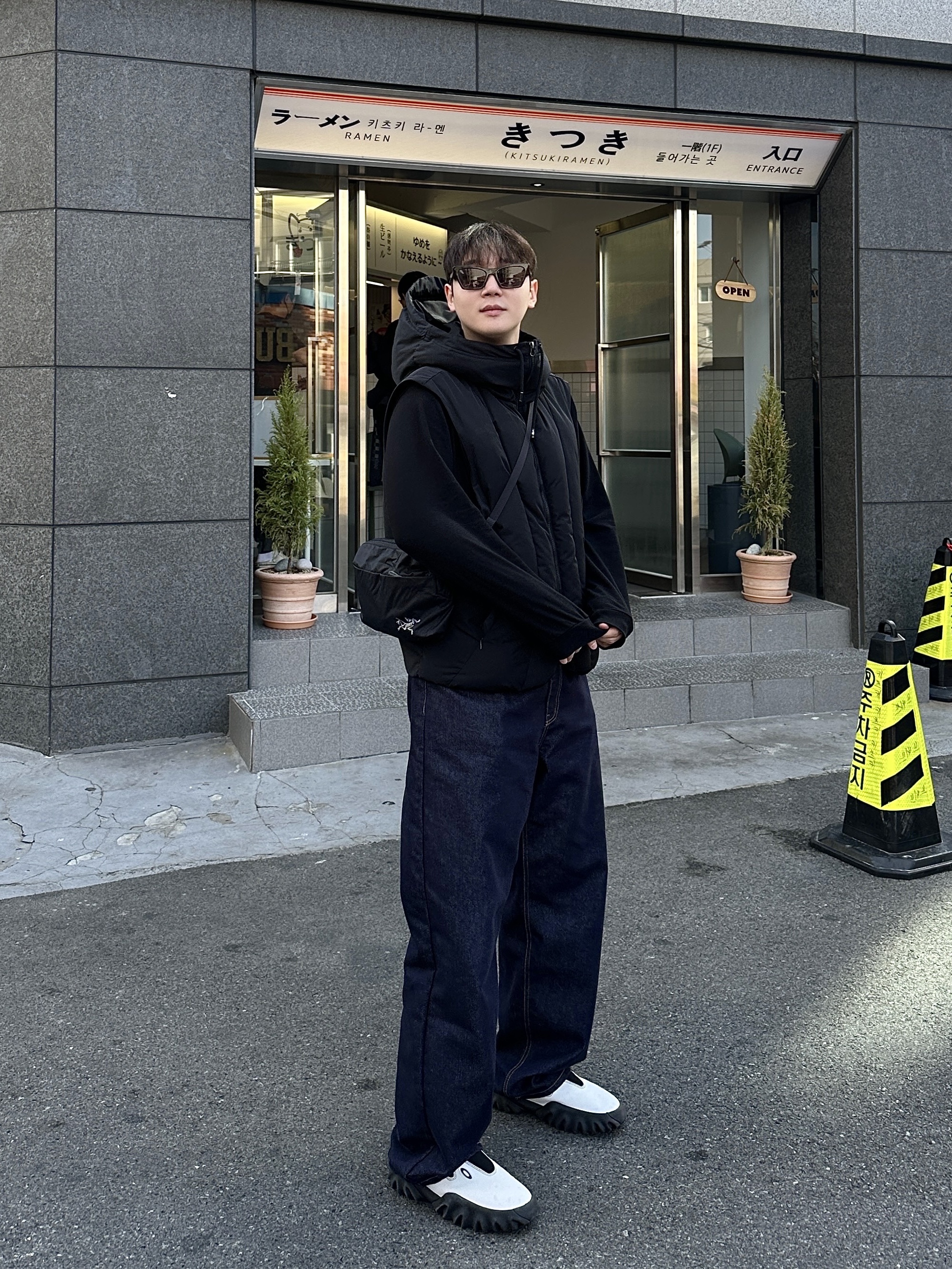 Arc'teryx Heliad 6 Crossbody Bag Black, Oakley Factory Team x Brain Dead x Ssense Chop Saw Mule White 착용 스타일 - 2