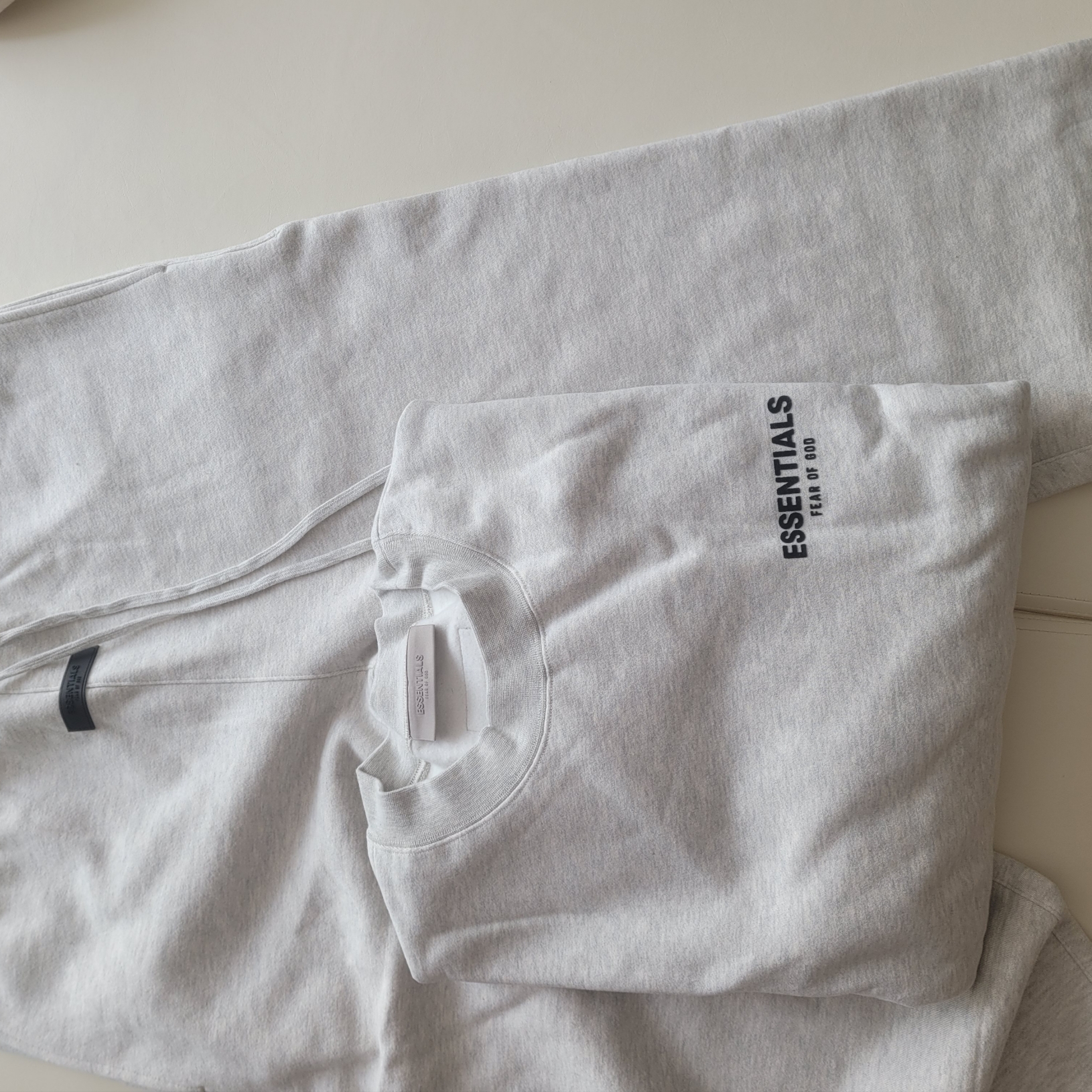 Essentials The Core Collection Crewneck Sweatshirt Light Oatmeal, Essentials The Core Collection Sweatpants Light Oatmeal 착용 스타일 - 2