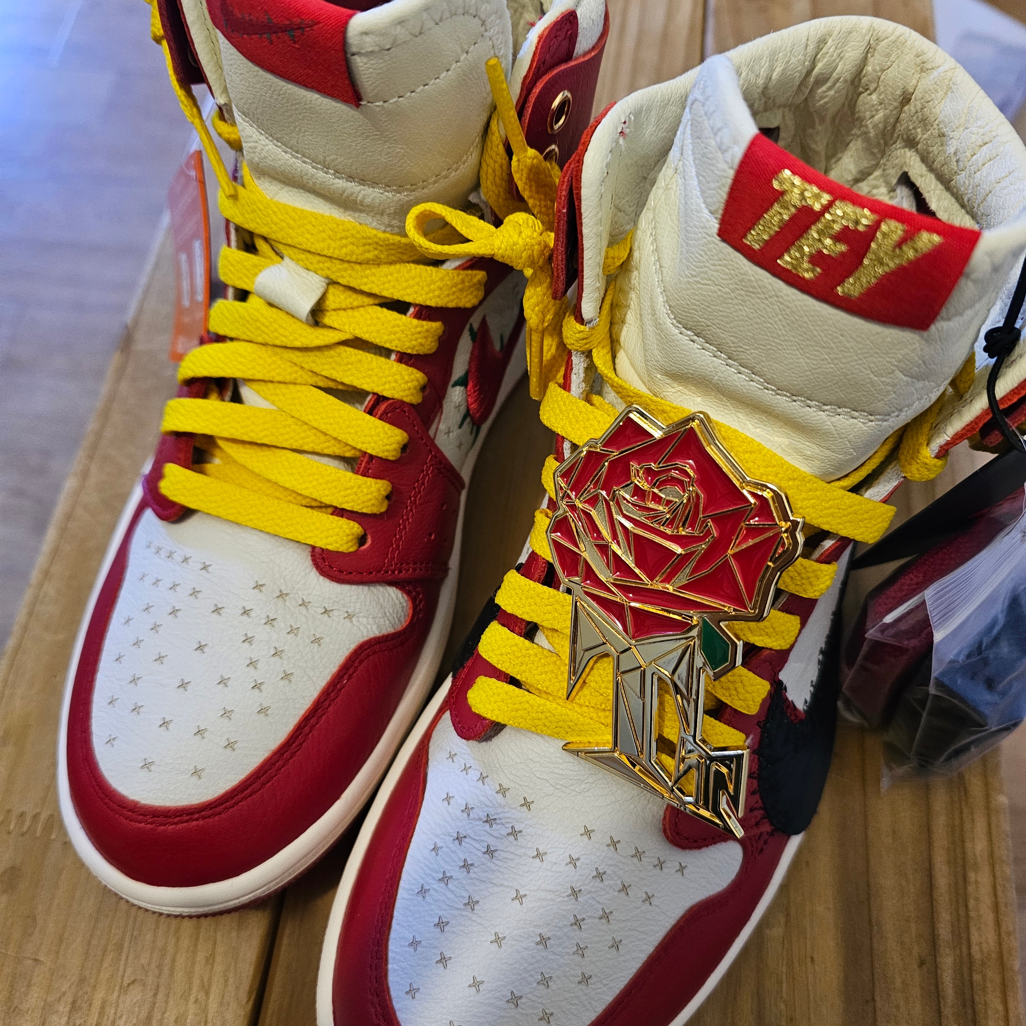 (W) Jordan 1 x Teyana Taylor Zoom CMFT 2 Gym Red 착용 스타일 - 1