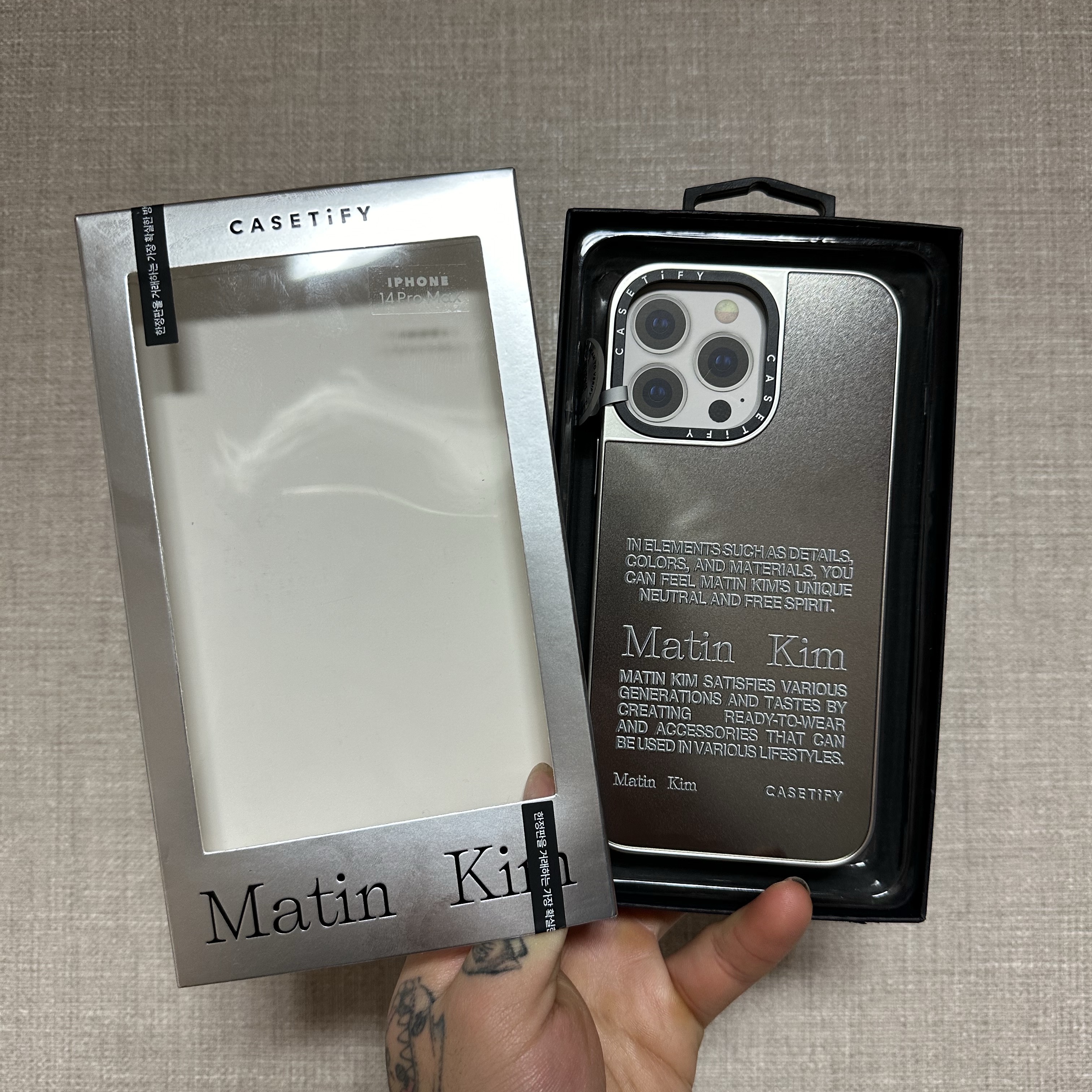 Casetify x Matin Kim iPhone Letter Magsafe Mirror Case Silver 착용 스타일