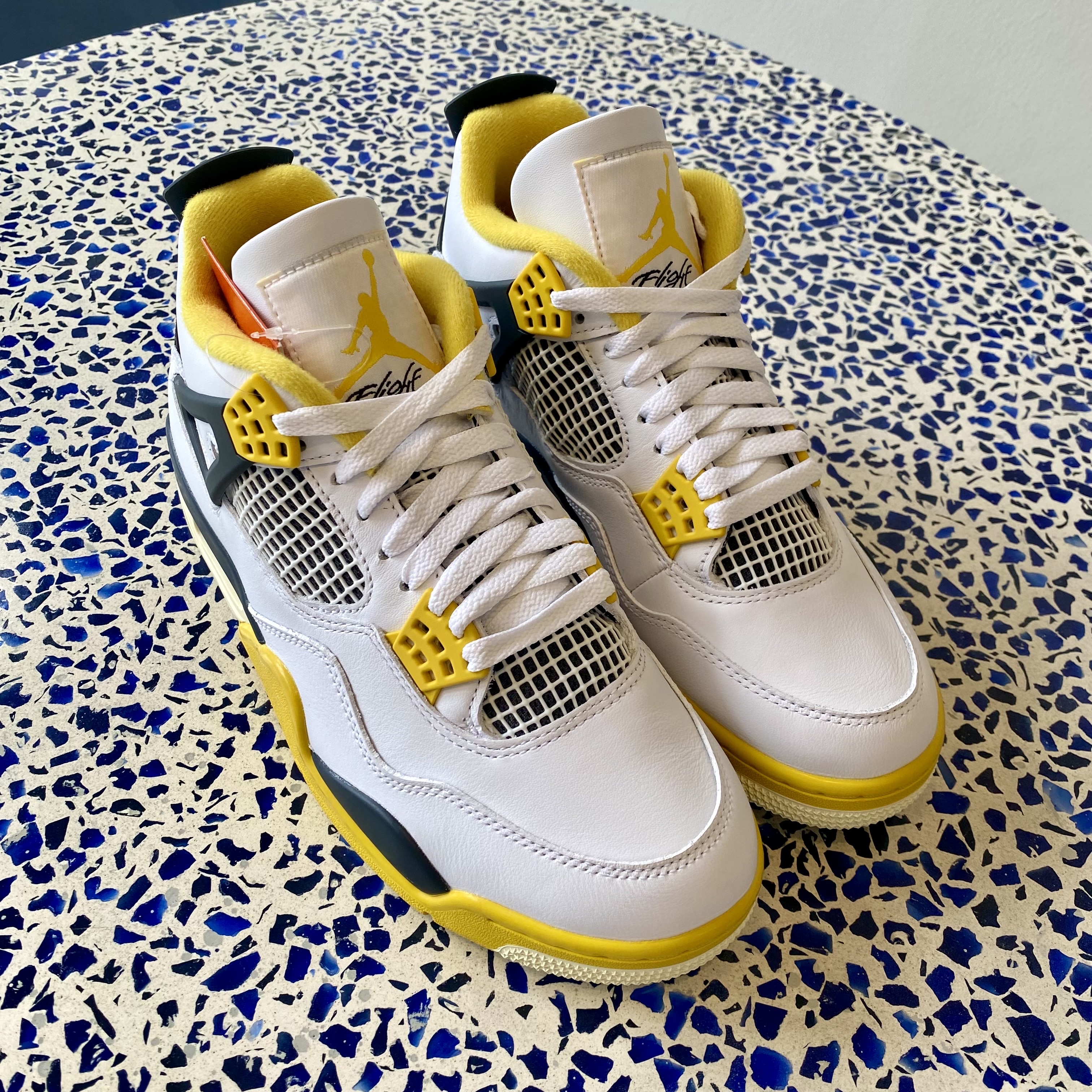 (W) Jordan 4 Retro Vivid Sulfur 착용 스타일 - 4