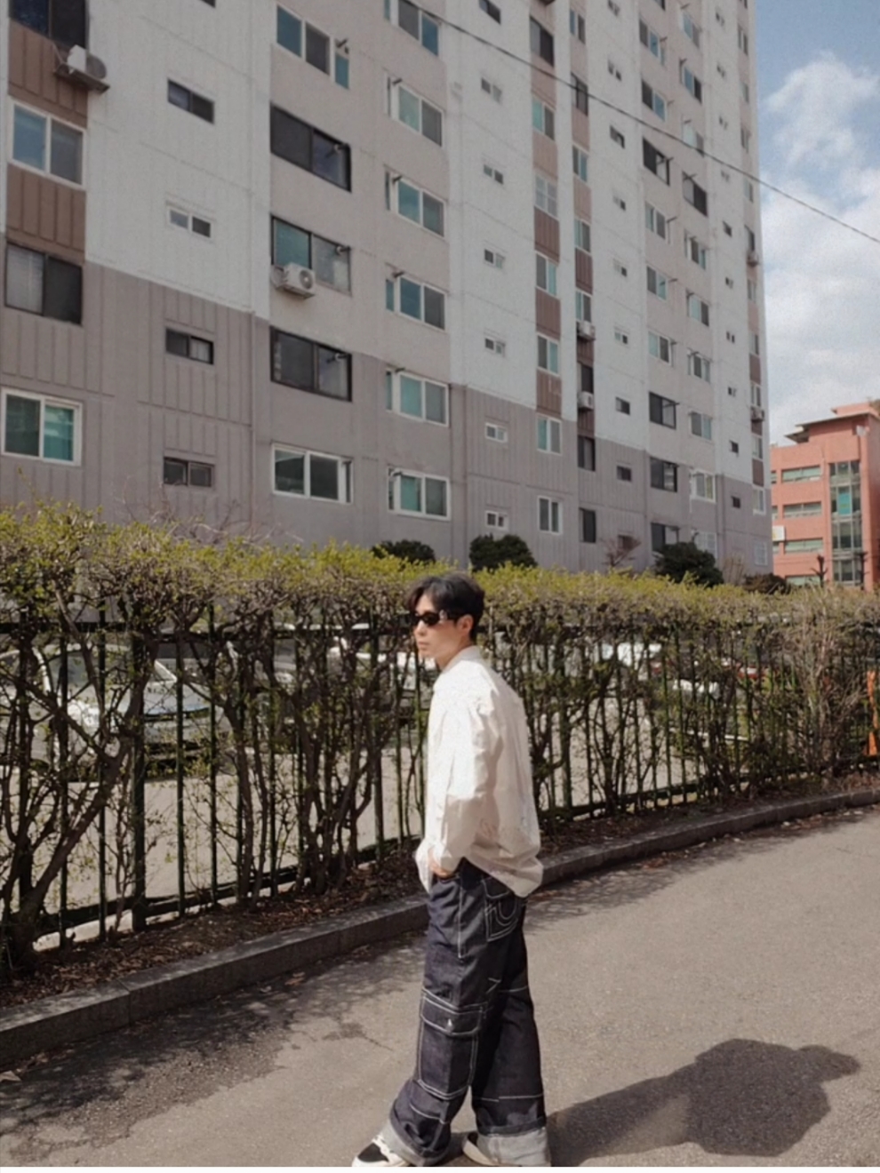 True Religion x KIRSH Stitch Point Denim Cargo Pants Blue Denim, (W) Jordan 1 x Travis Scott Retro Low OG SP Medium Olive 착용 스타일 - 5