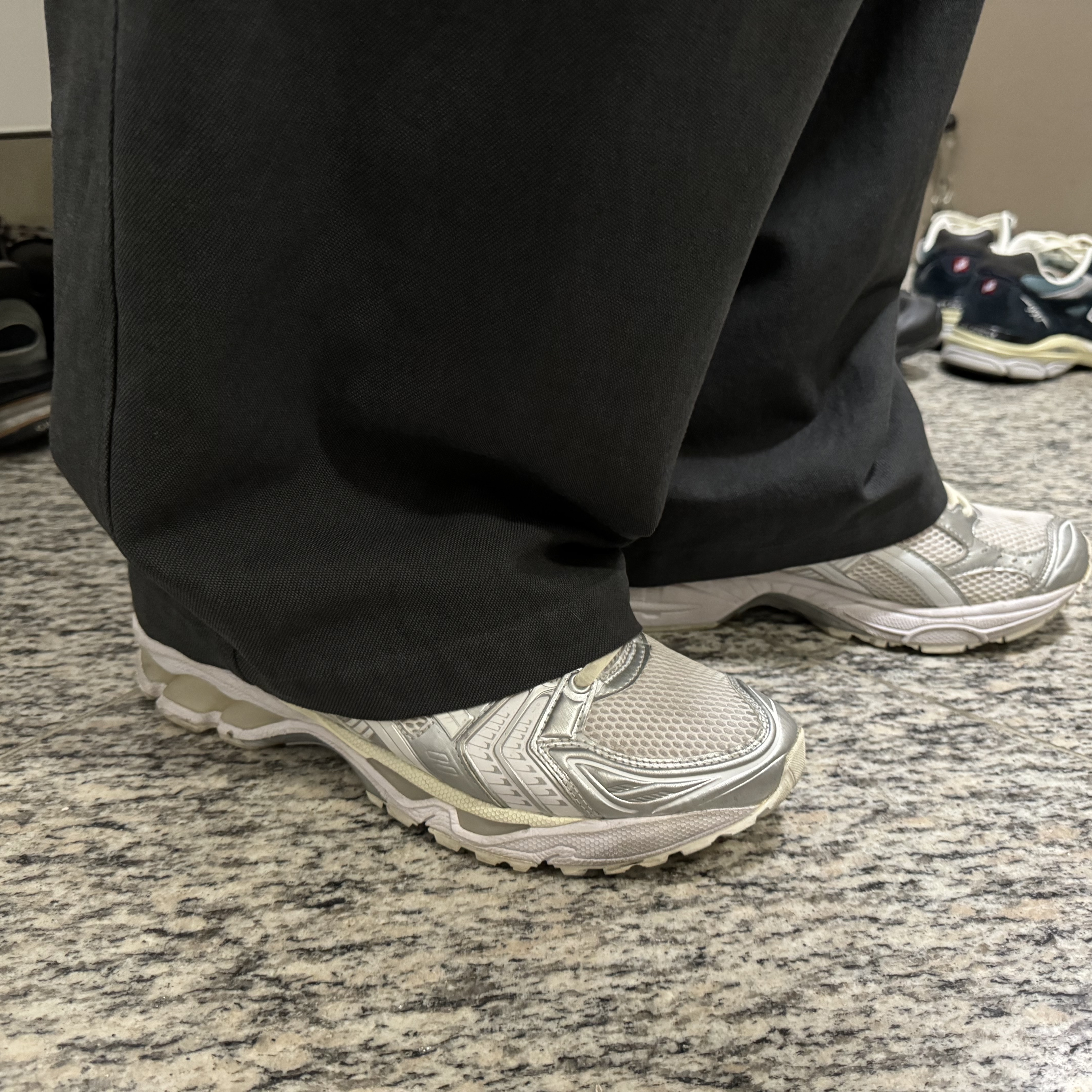 Asics x JJJJound Gel-Kayano 14 Silver White 착용 스타일 - 1