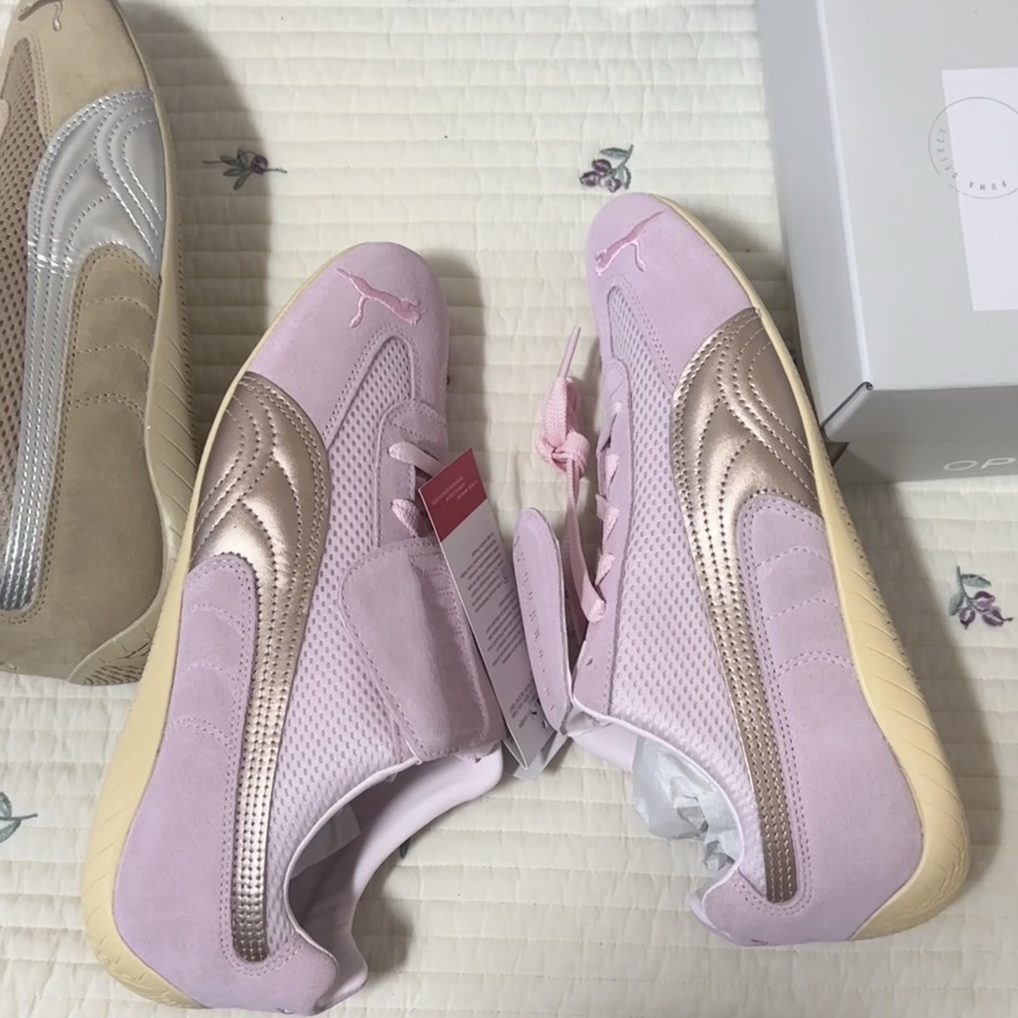 Puma x Open Yy Speedcat Whisp of Pink Chamomile, Puma x Open Yy Speedcat Prairie Tan Matte Silver 착용 스타일 - 2