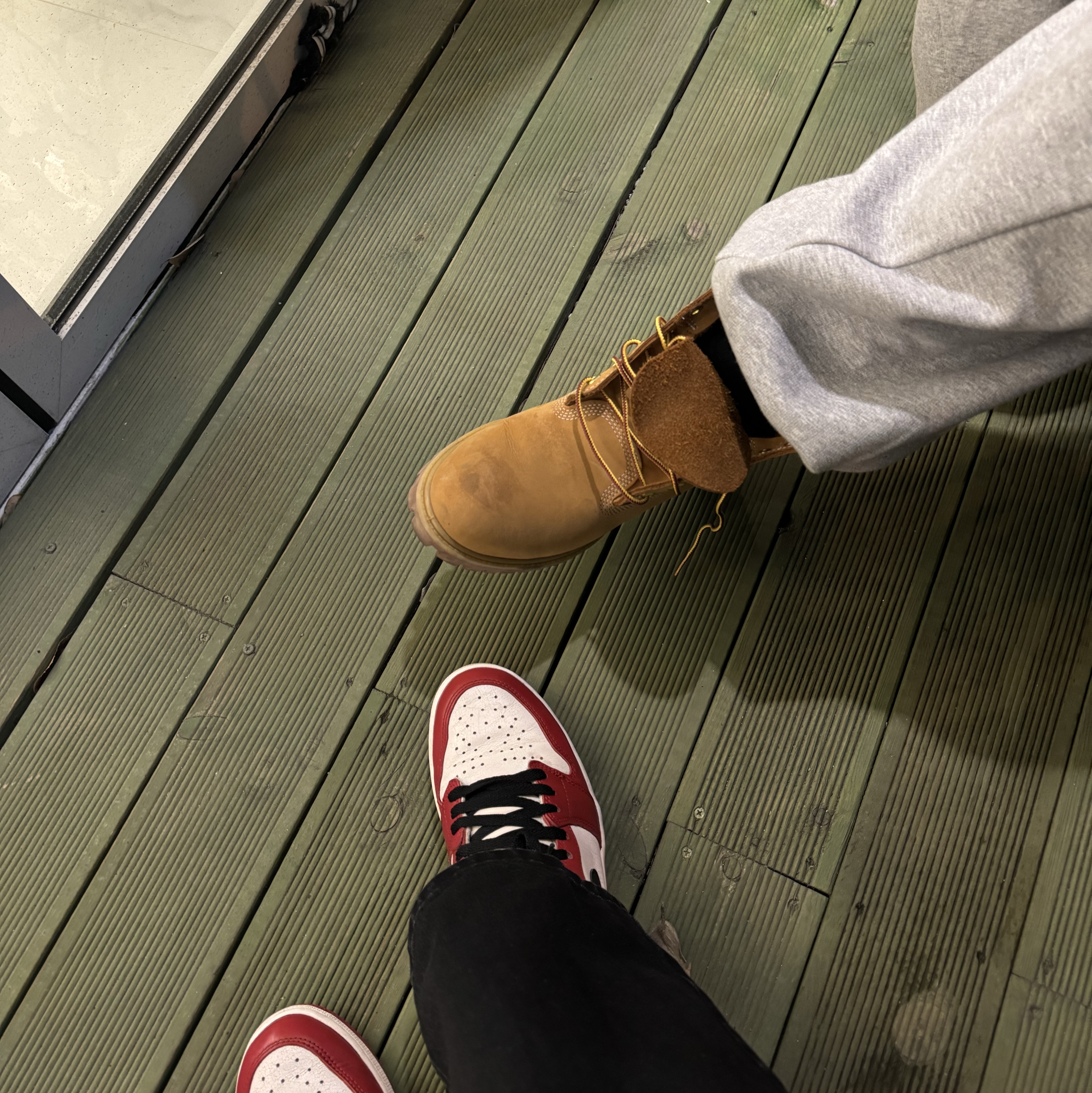 Diesel J-Hives Windbreaker with Contrast Piping Black, Jordan 1 Retro High OG Chicago 2022 착용 스타일 - 3