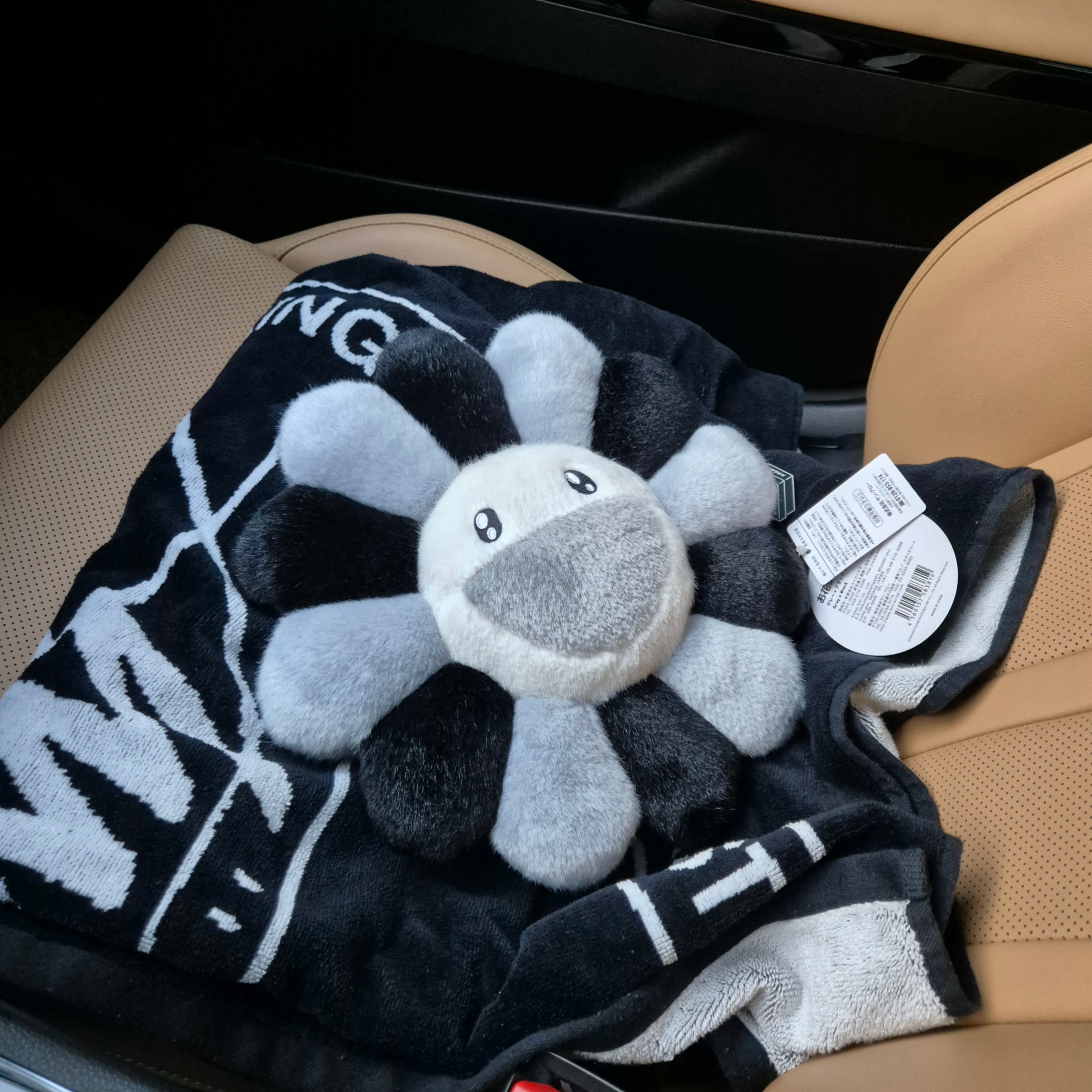 Kaikai Kiki Flower Cushion 30cm Grey Black 착용 스타일