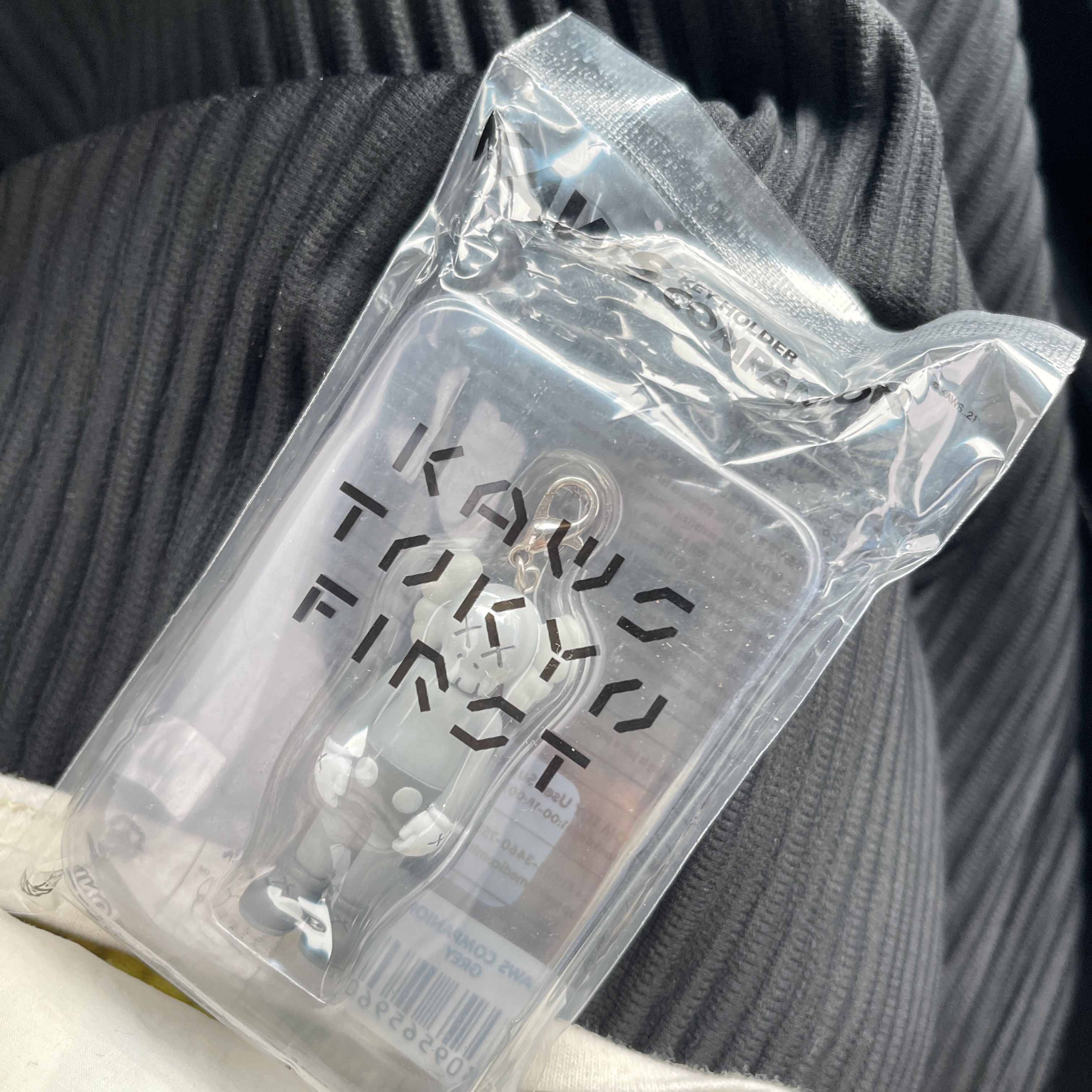 Kaws Tokyo First Companion Keychain Grey, Stussy Wave Dye Beach Shell Jacket Bone 착용 스타일 - 3