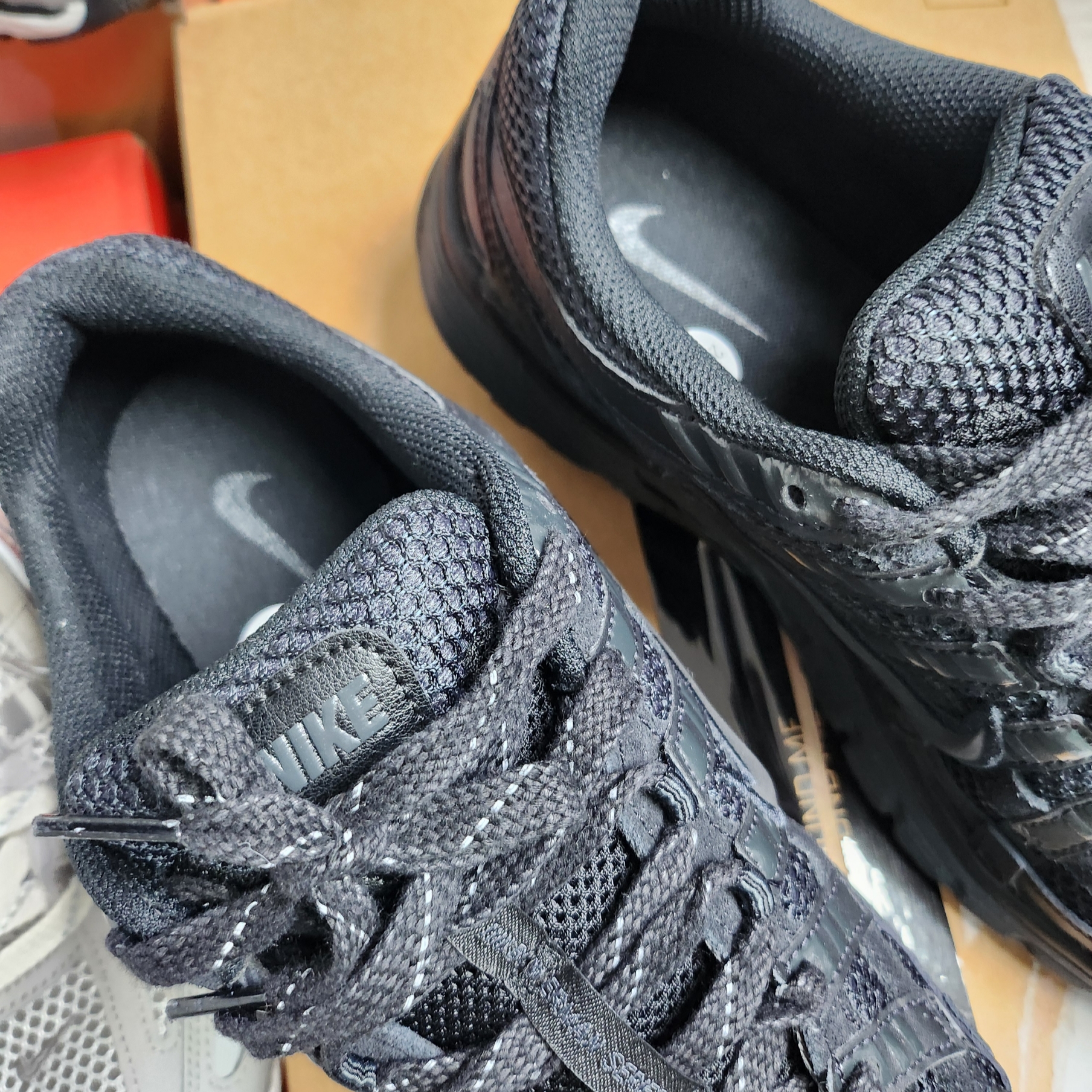 Nike P-6000 PRM Triple Black 착용 스타일 - 4