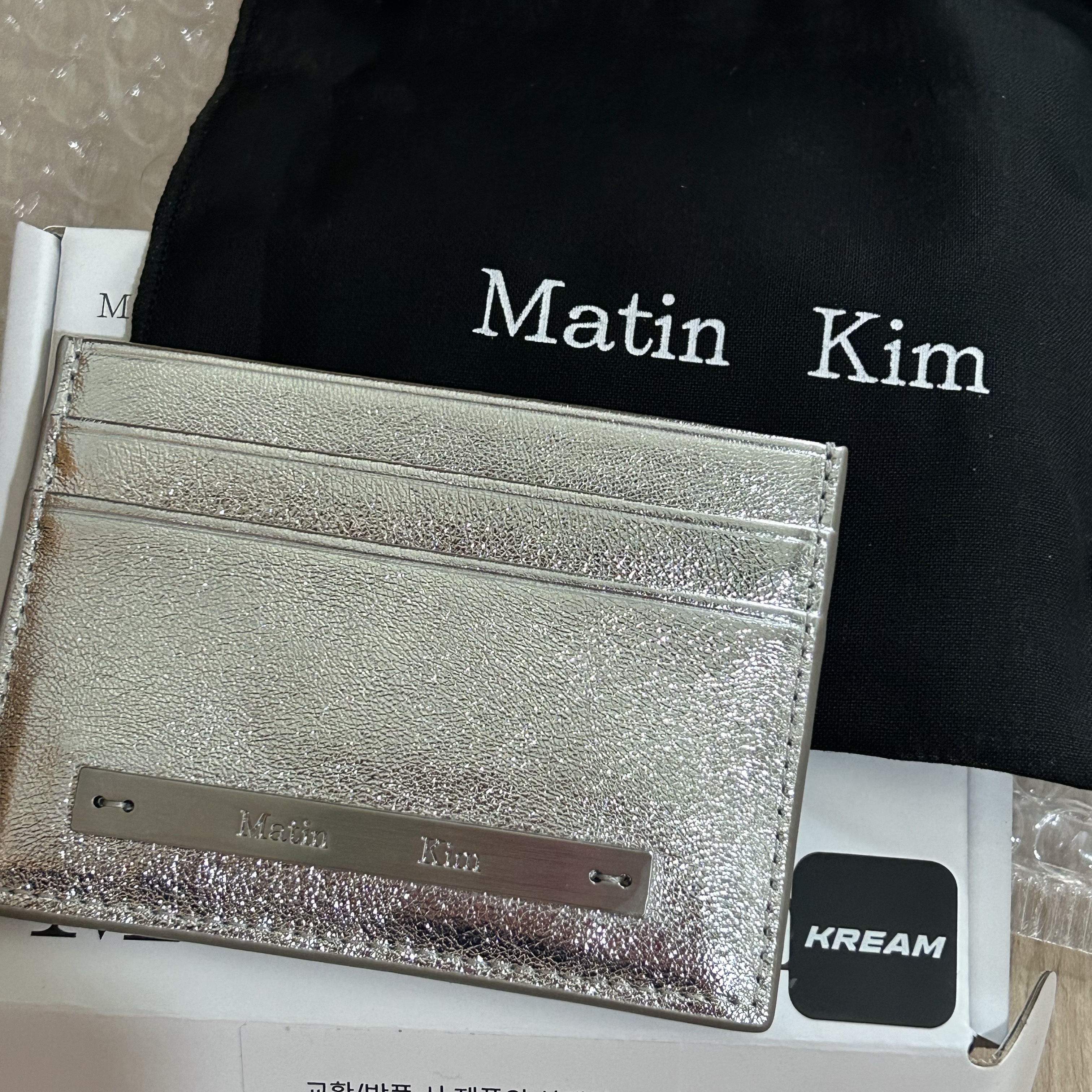 Matin Kim Vintage Card Wallet Silver 착용 스타일
