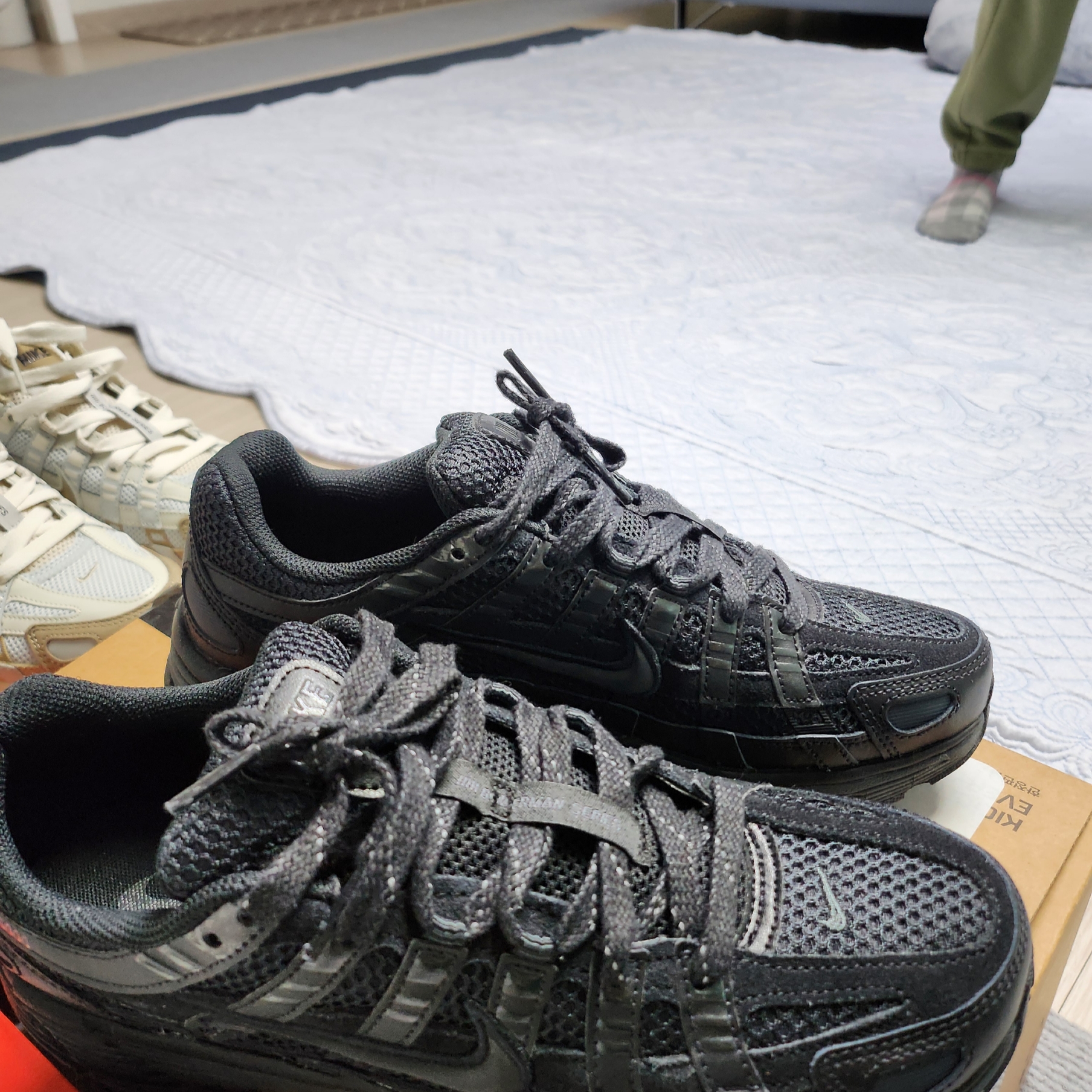 Nike P-6000 PRM Triple Black 착용 스타일 - 3
