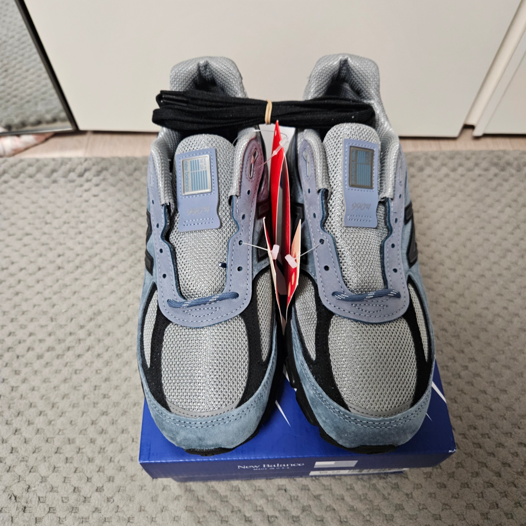 New Balance 990v4 Made in USA Arctic Grey 착용 스타일 - 1