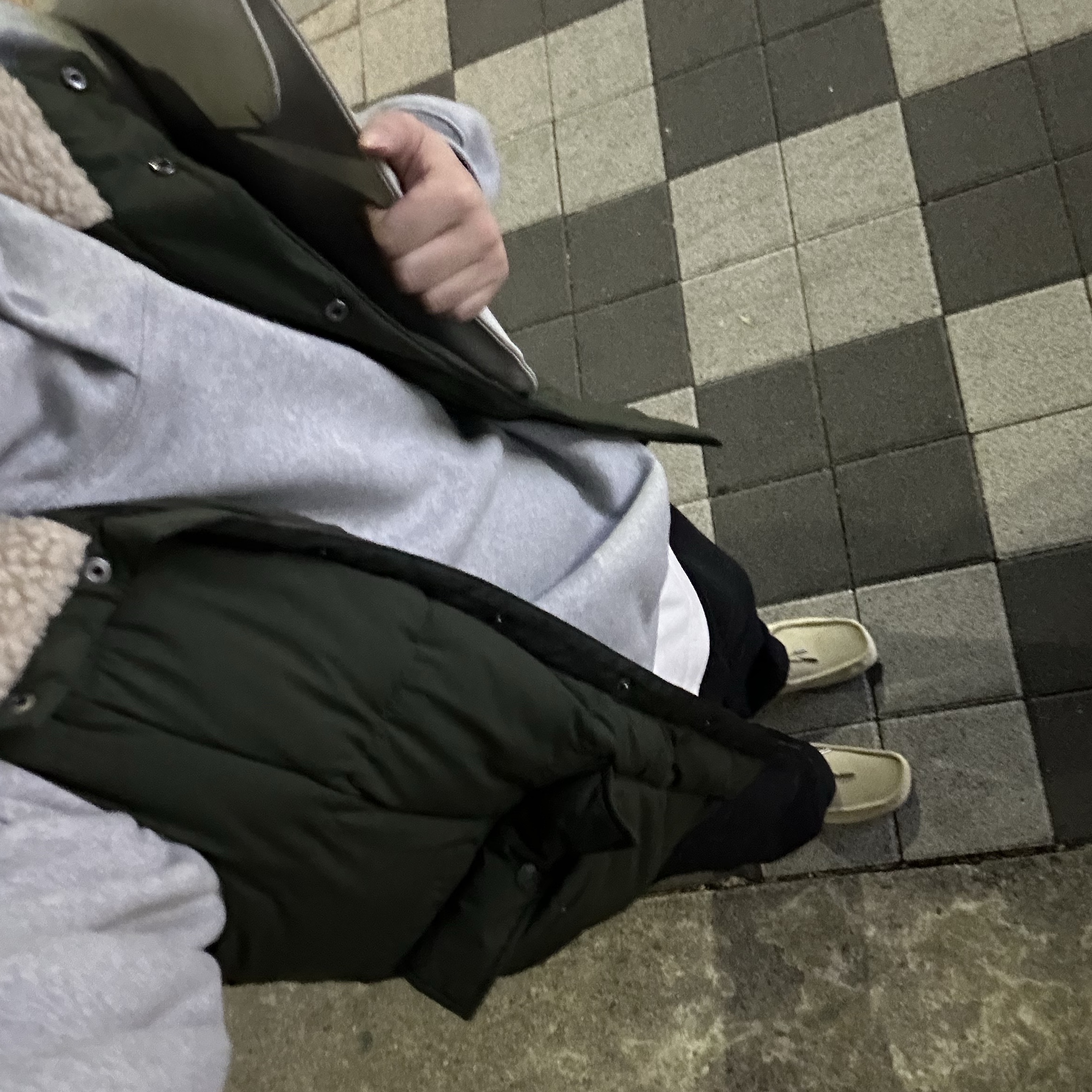 Clarks Wallabee Maple Suede, Punch Drunk Parties Circle Logo Oversized Hoodie Gray 착용 스타일 - 2