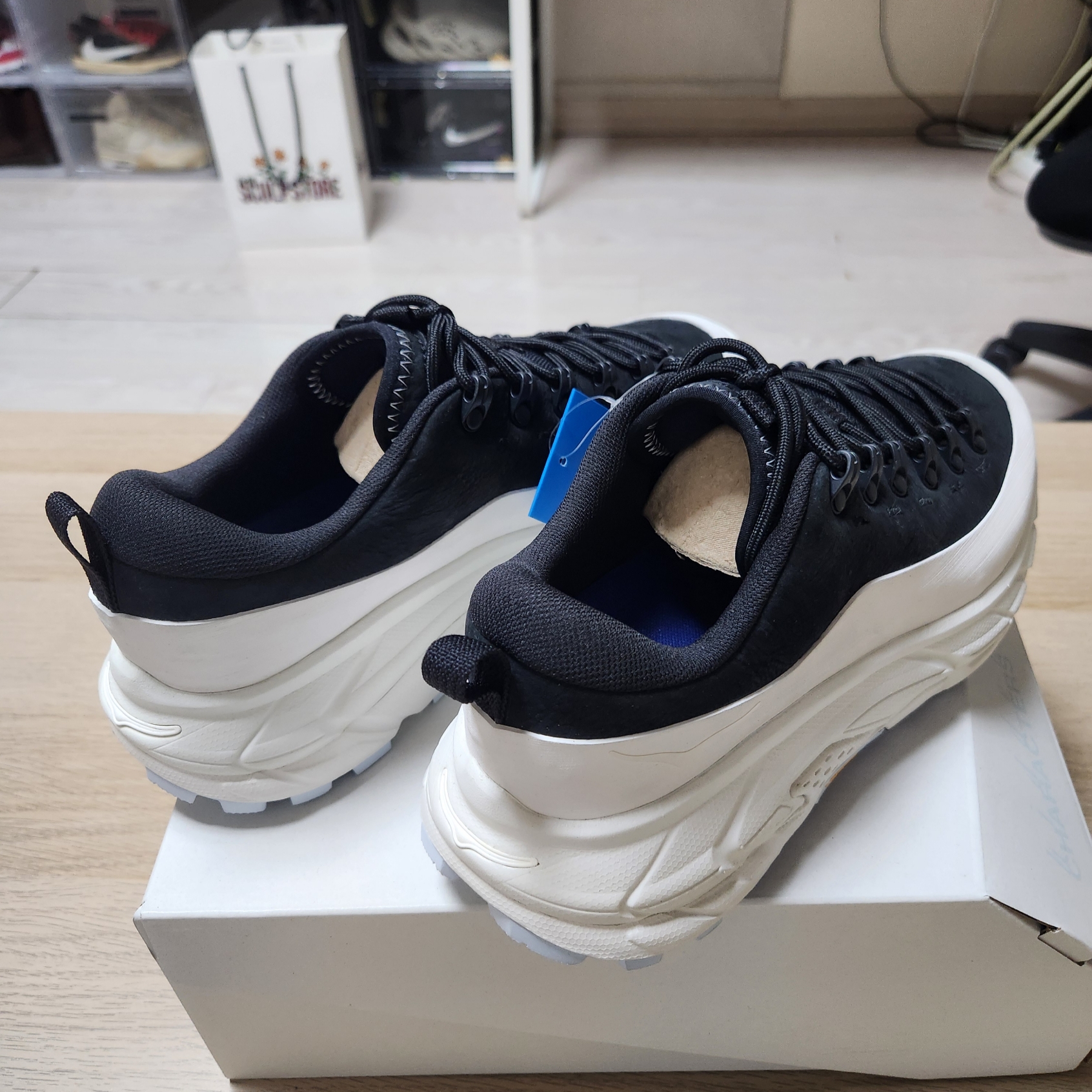 Hoka x Hidden Characters Tor Summit 2 Snow White Black 착용 스타일 - 6