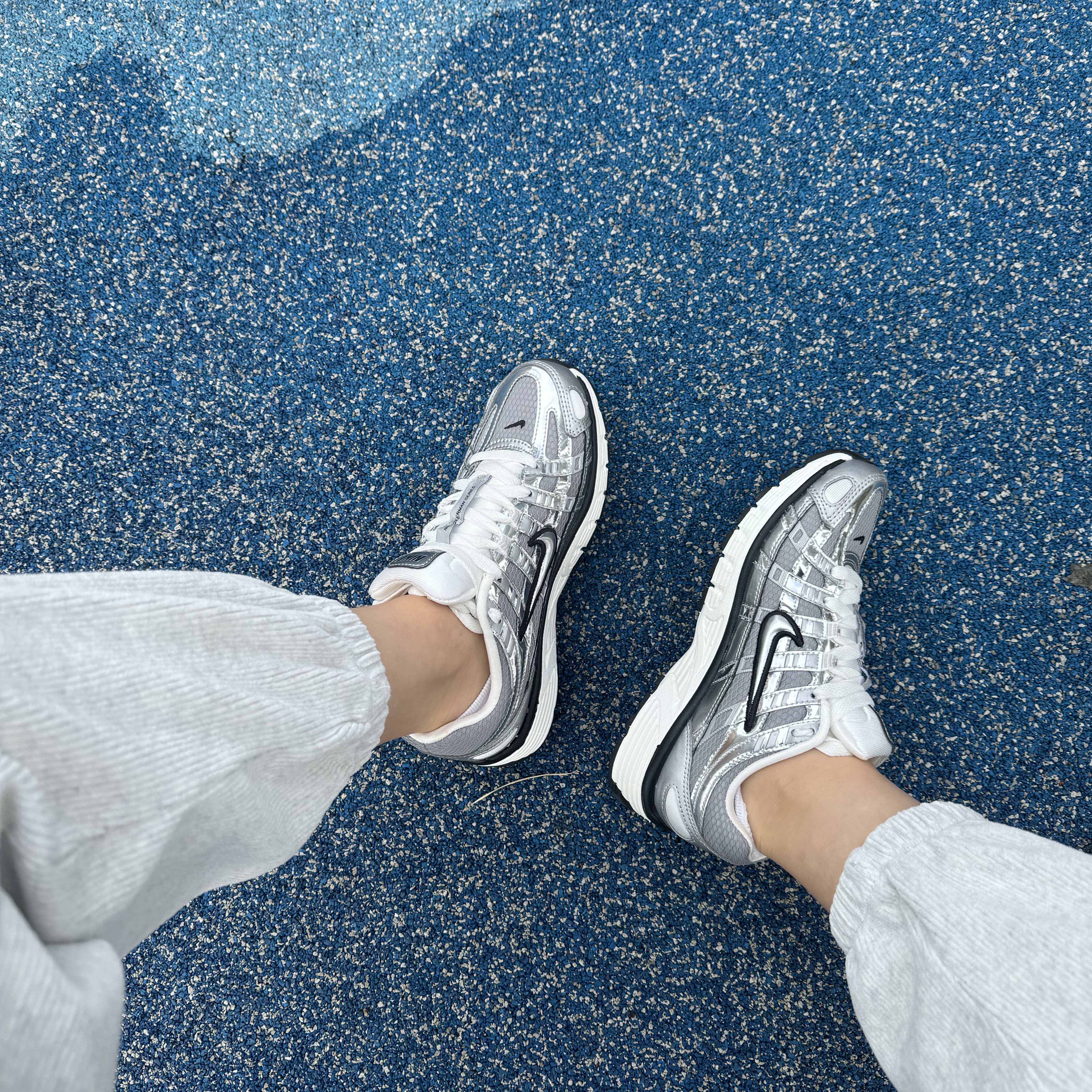 Nike P-6000 Metallic Silver 착용 스타일