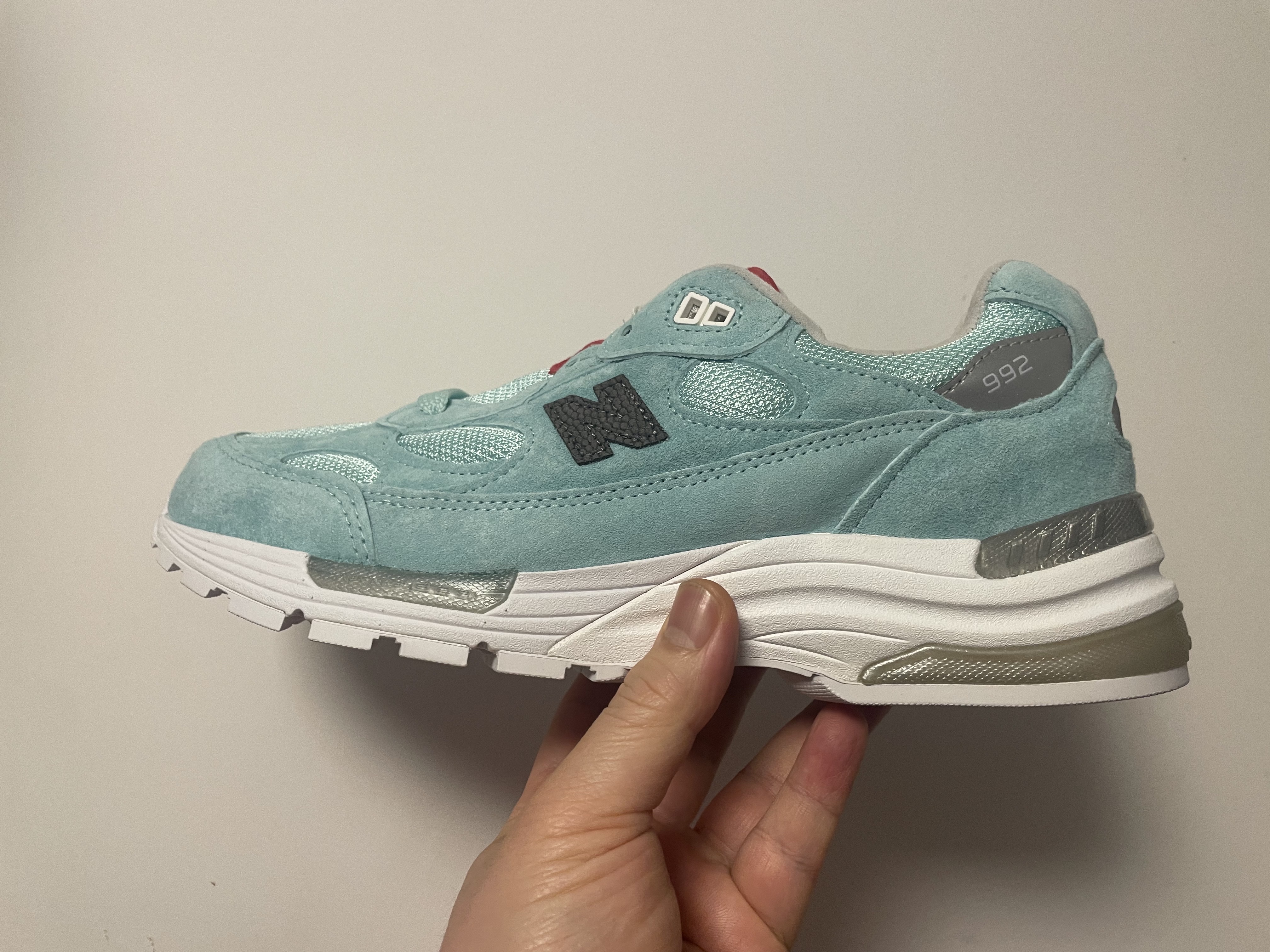 New Balance x Kith 992 Made in USA Kithmas Light Reef 착용 스타일 - 1