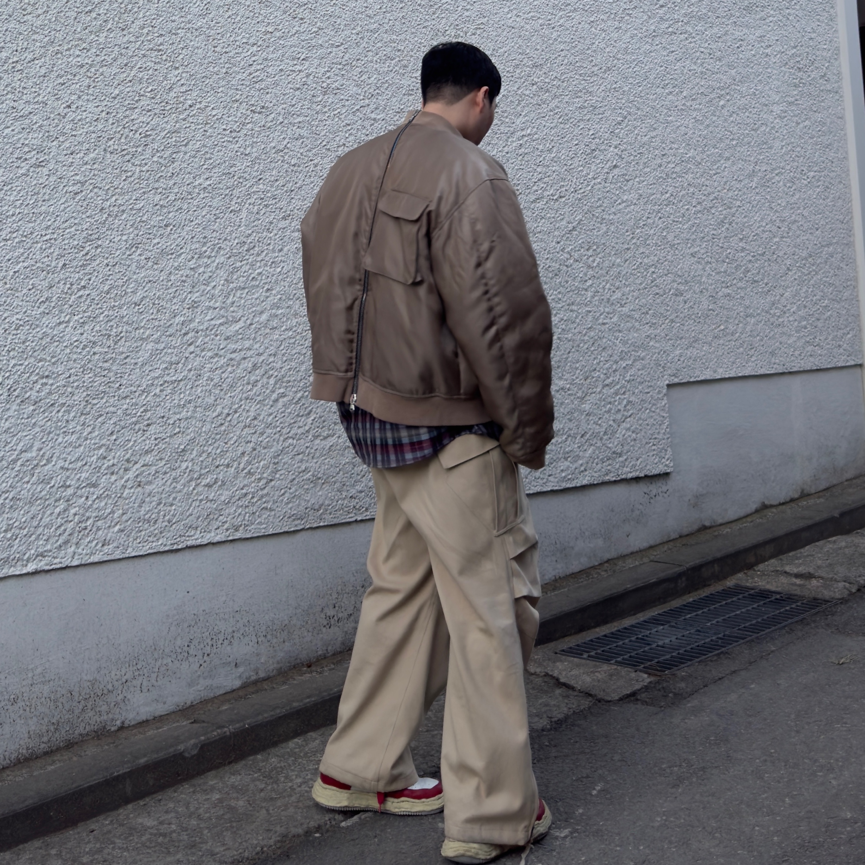 Nonnod Flexible String Check Shirts Wine, Nonnod Side Zip Cargo Pants Beige 착용 스타일 - 3