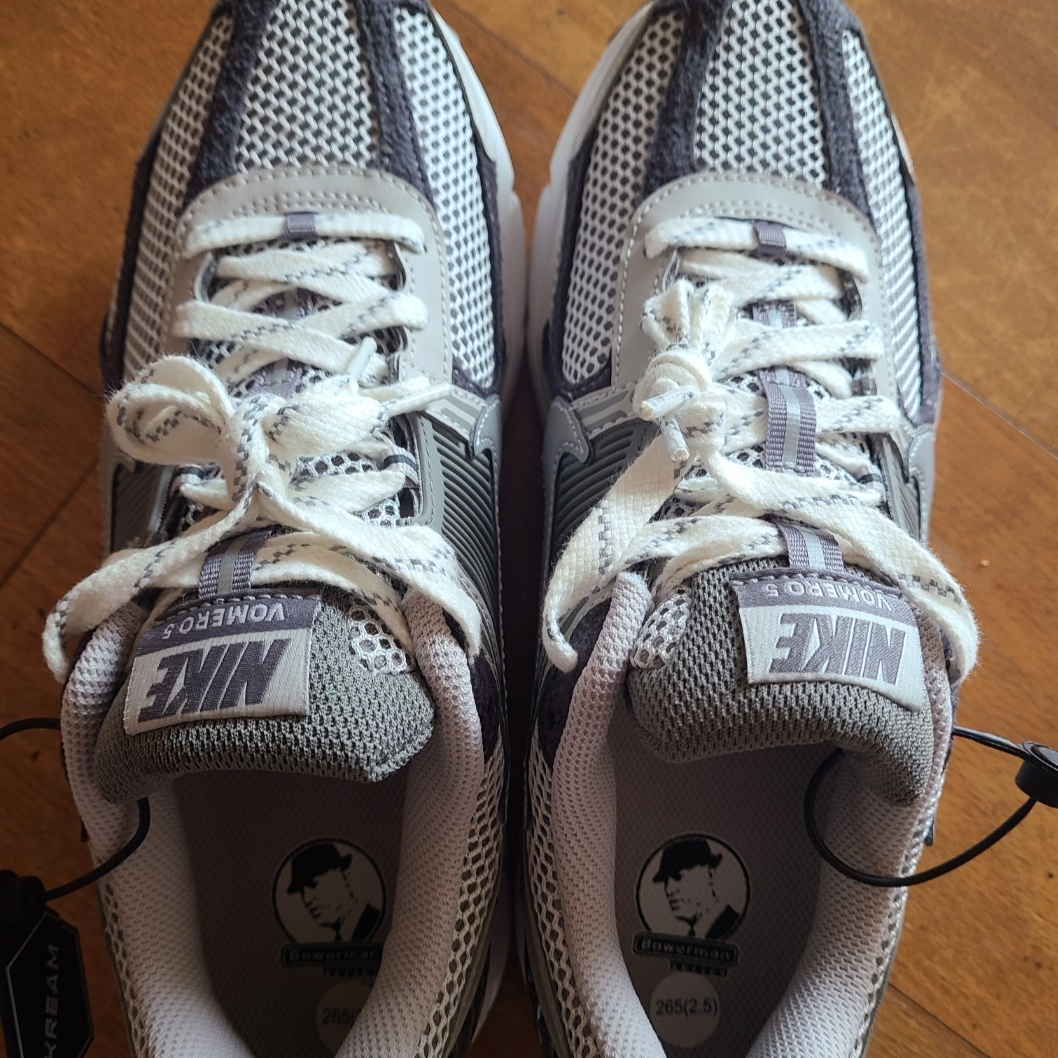 Nike Zoom Vomero 5 PRM Light Iron Ore and Flat Fewter 착용 스타일 - 3