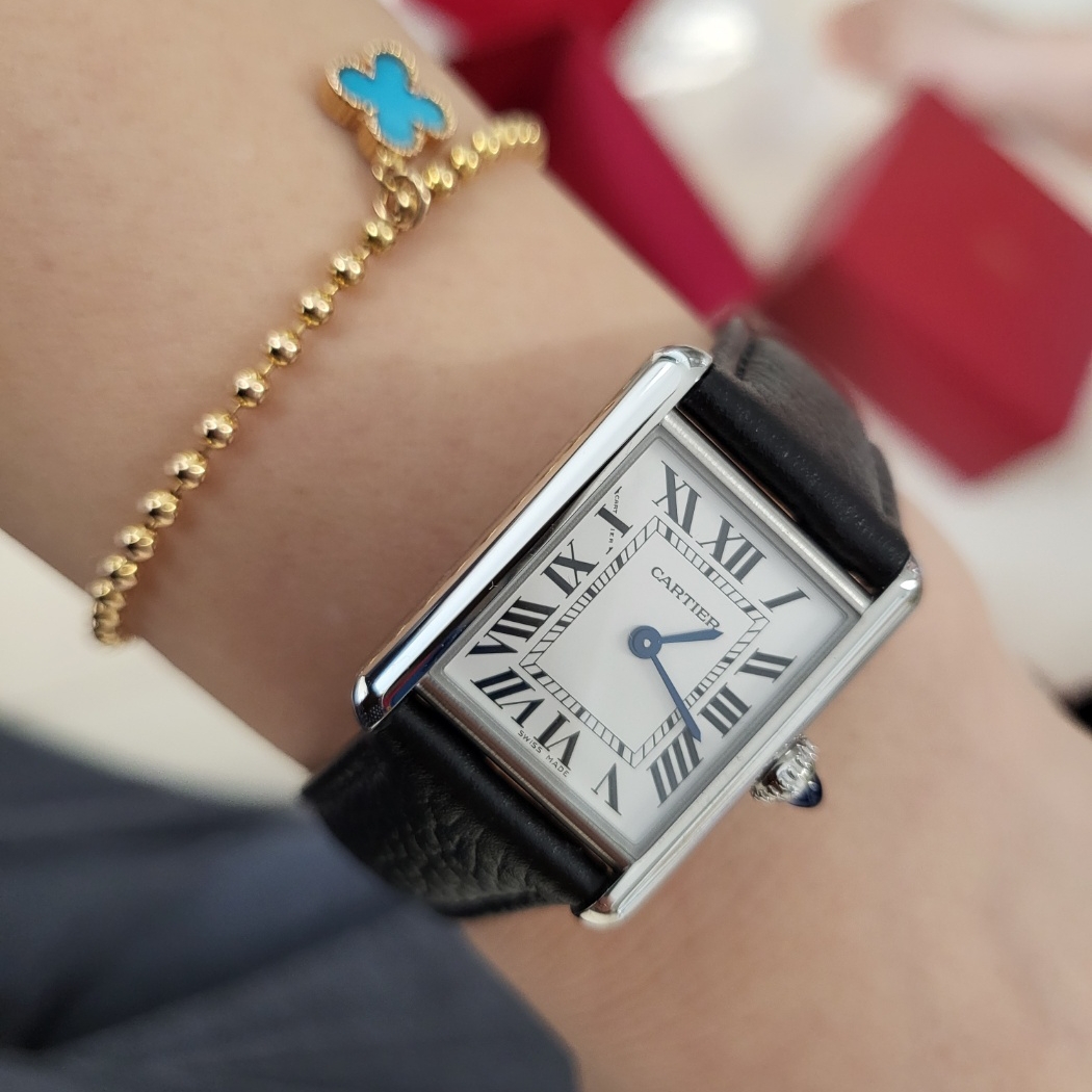 Cartier Tank Must Watch Small Quartz Steel Calfskin Black 착용 스타일 - 2