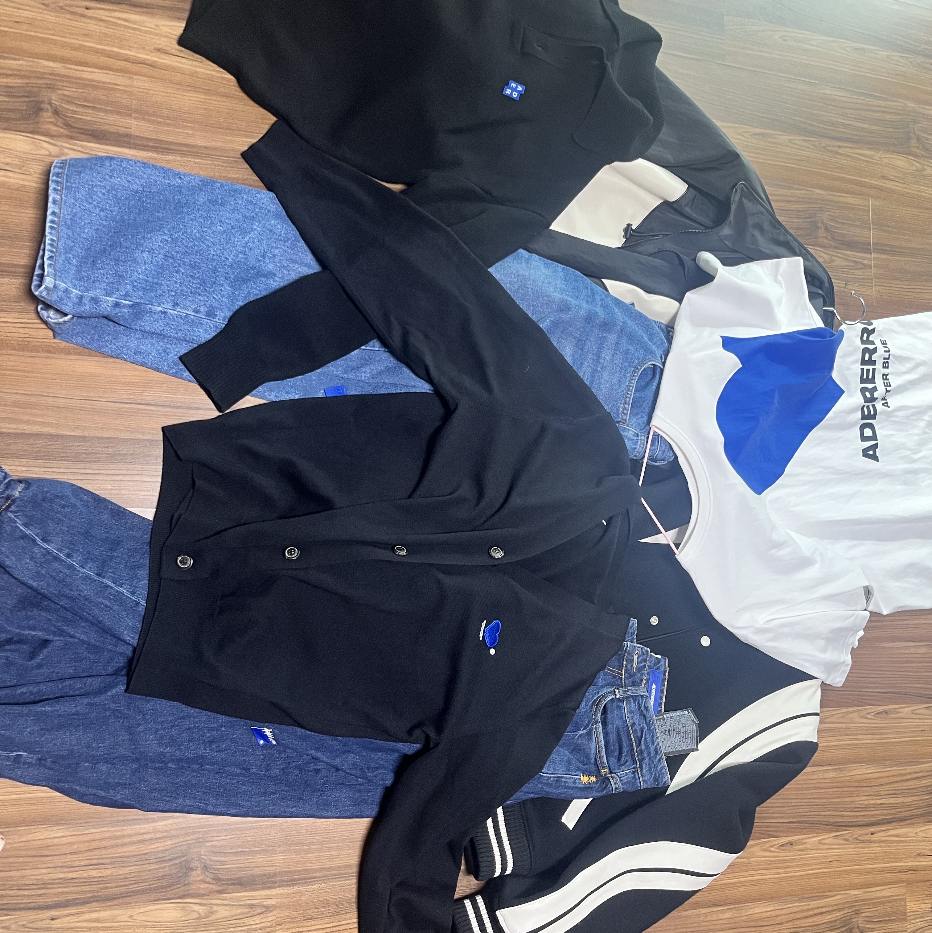 Ader Error Sig; TRS Tag Jeans 01 Blue, Ader Error Twin Heart Big Logo T-Shirt Off White 착용 스타일