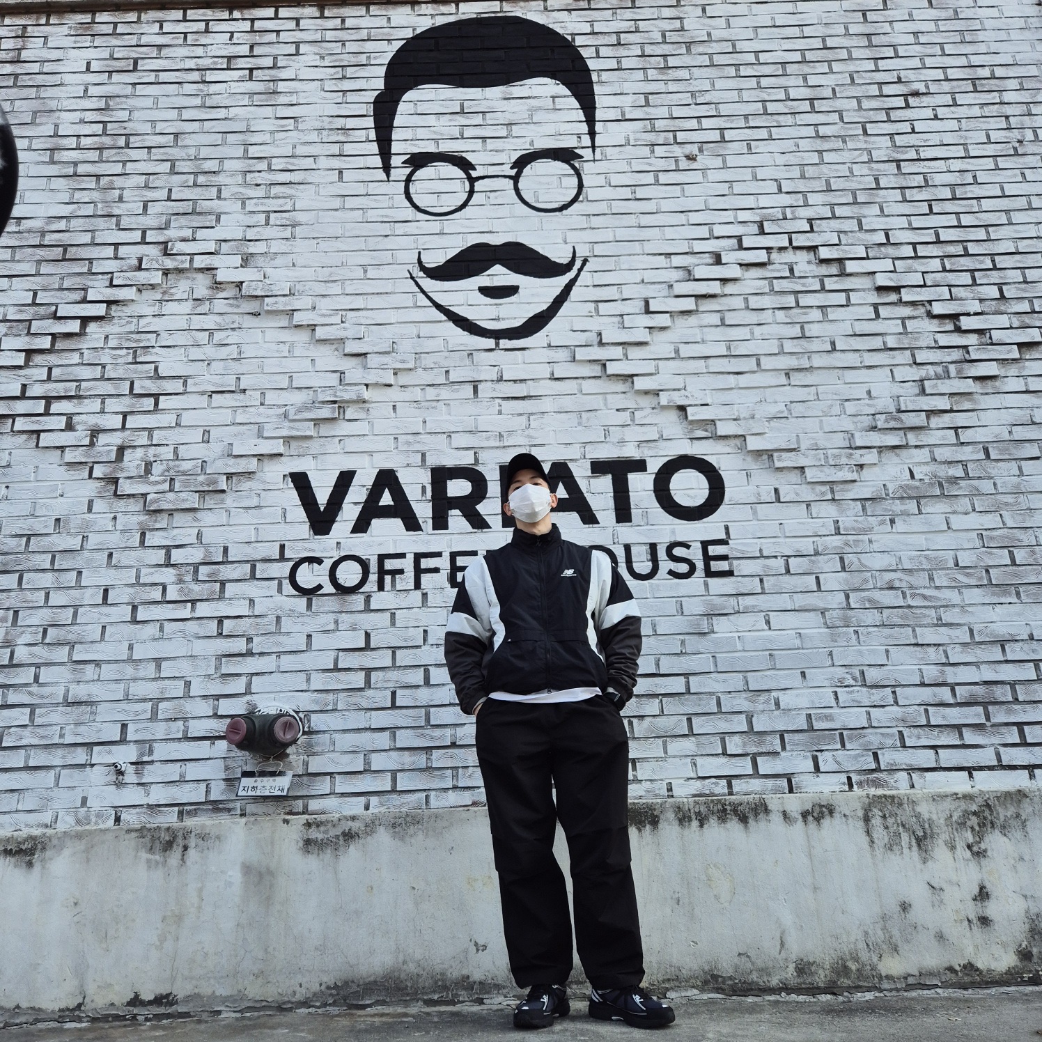 Asics Gel-Venture 6 Carrier Grey, Oakley Eye Jacket Redux Matte Black Frame Prizm Grey Lenses High Bridge Fit 착용 스타일 - 1