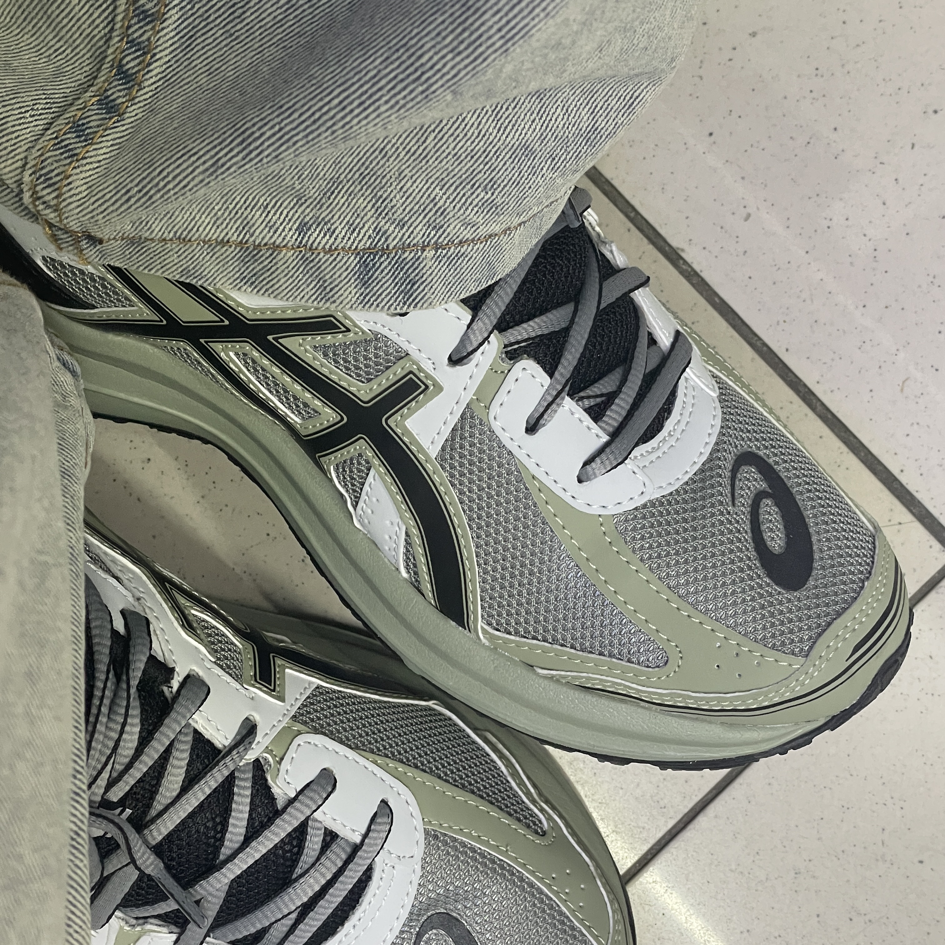 Asics Jog 100 S Sheet Rock - 2E Wide 착용 스타일