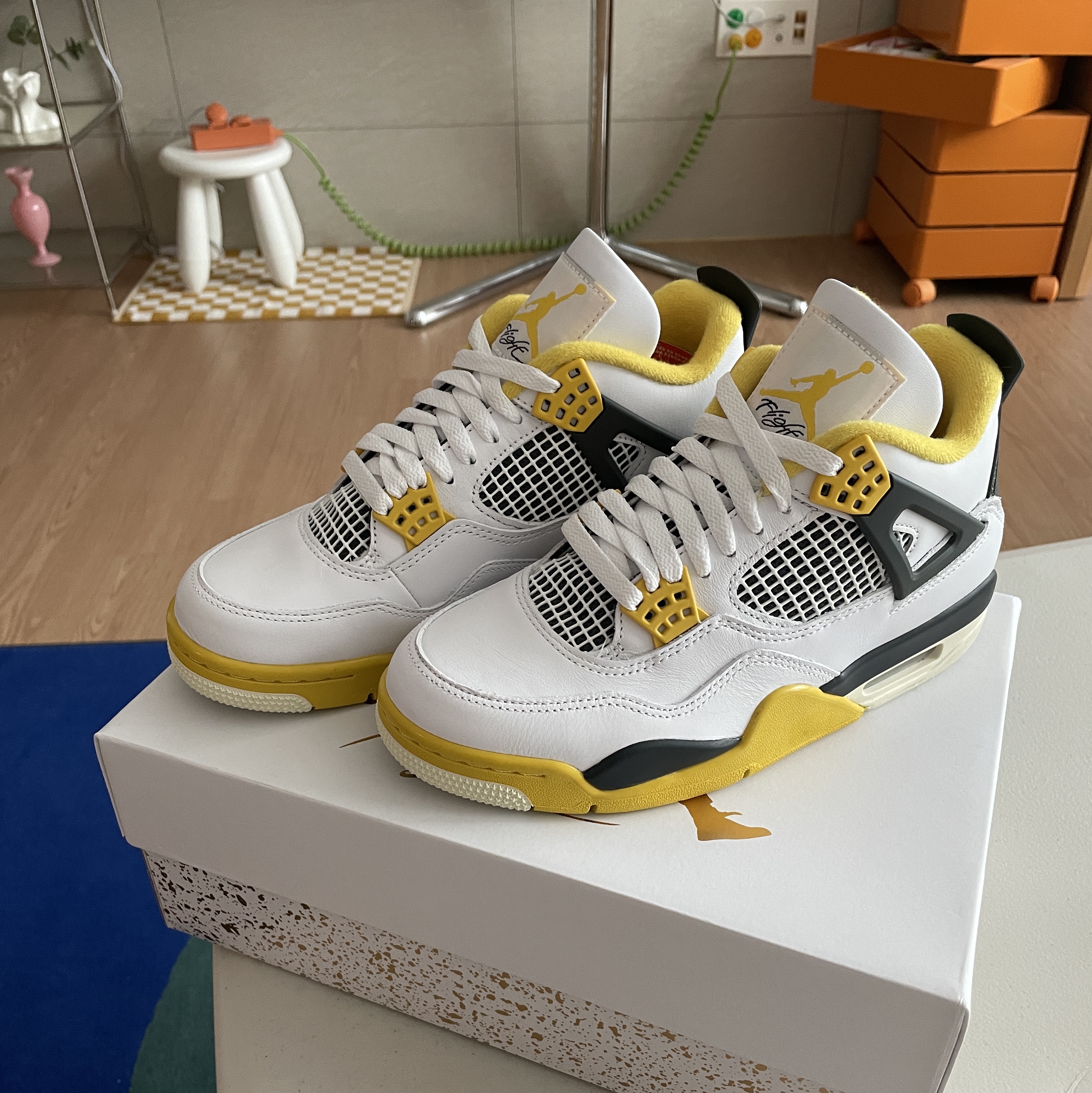 (W) Jordan 4 Retro Vivid Sulfur 착용 스타일 - 1
