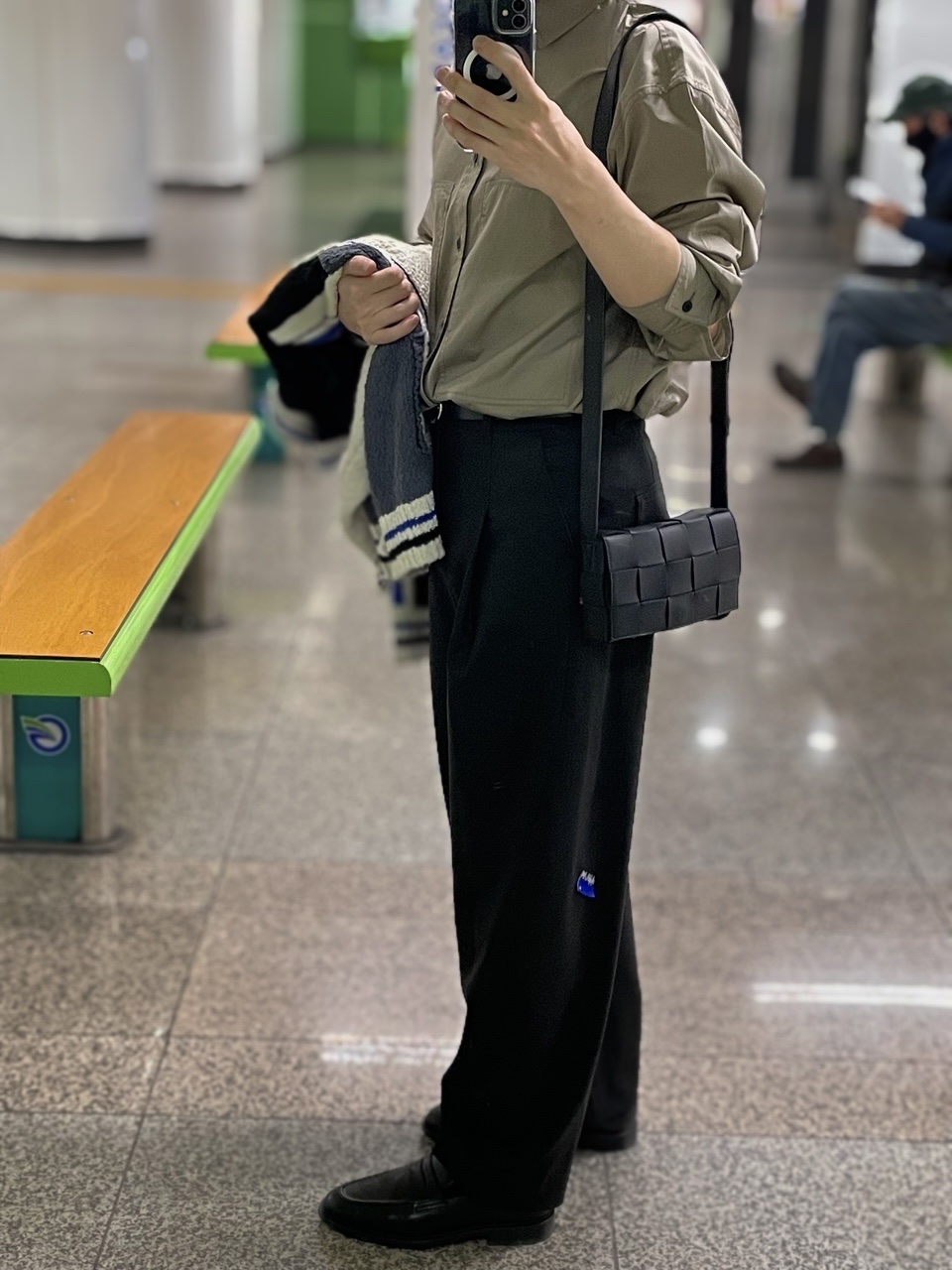 Zara x Ader Error Tapered Trousers Black 착용 스타일 - 1
