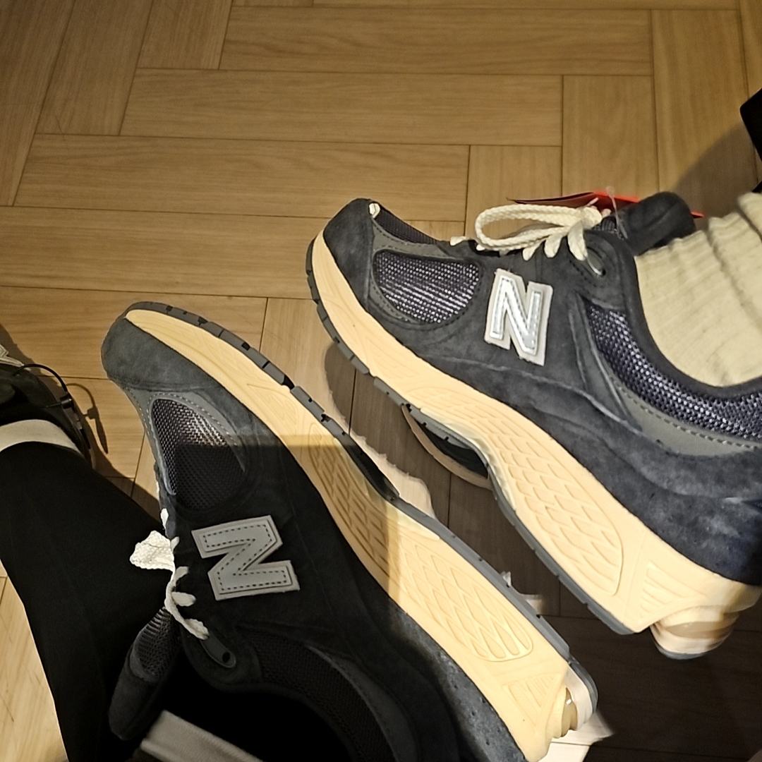 New Balance 2002R Special Vintage Black Grey 착용 스타일 - 2