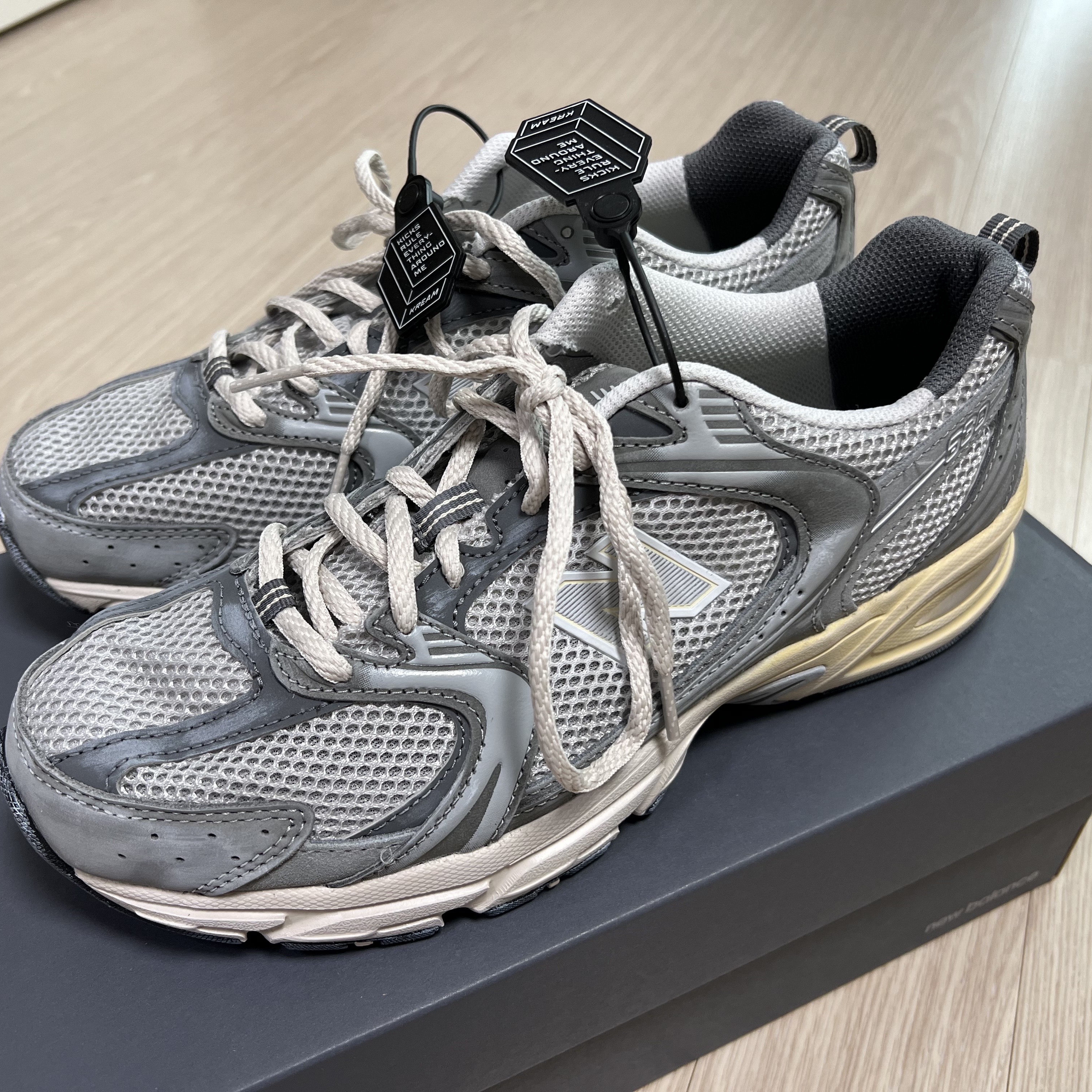 New Balance 530 Premium Vintage Grey Matter 착용 스타일