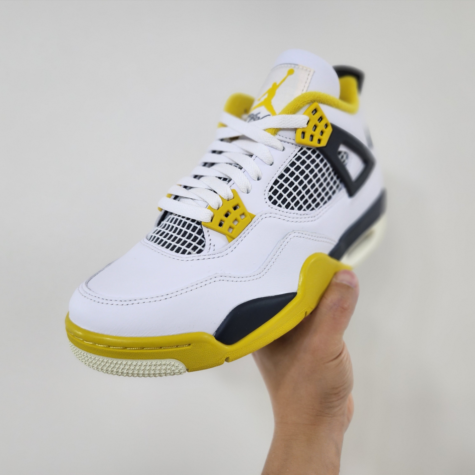 (W) Jordan 4 Retro Vivid Sulfur 착용 스타일 - 1