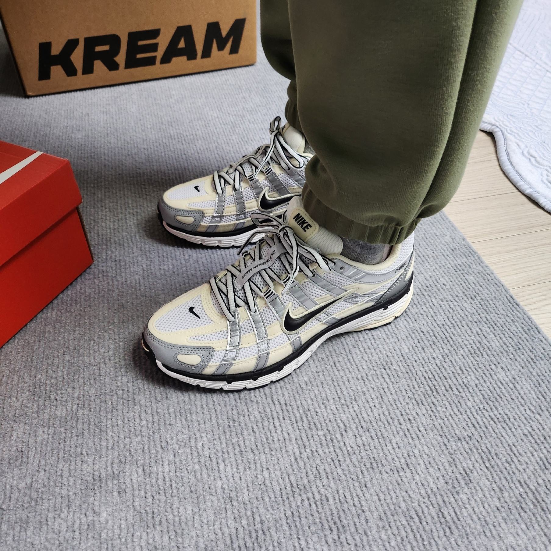 (W) Nike P-6000 Coconut Milk Metallic Silver 착용 스타일 - 7