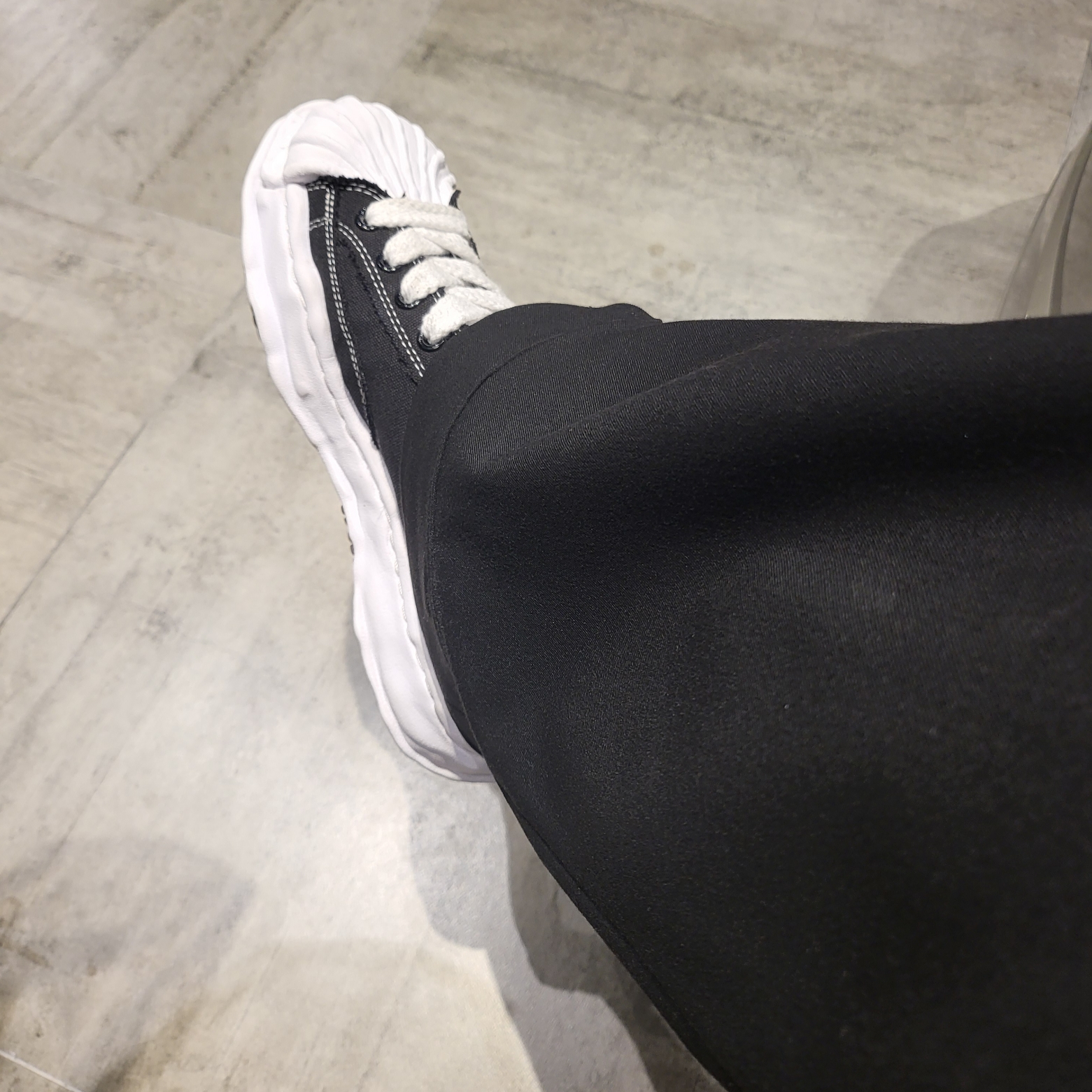 Maison Mihara Yasuhiro Blakey OG Sole Canvas Low-top Sneakers Black White 착용 스타일 - 2