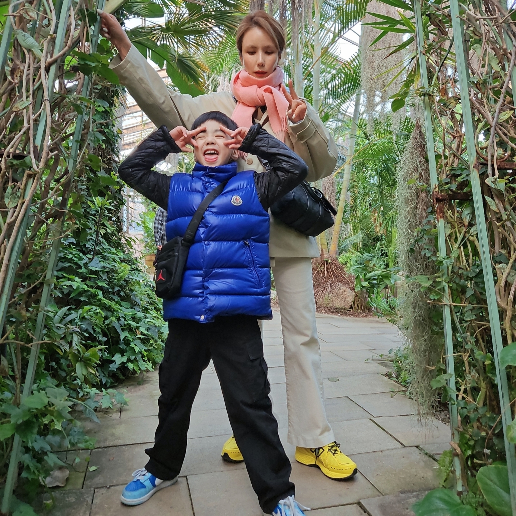 New Balance x Ganni 1906R Blazing Yellow, (Kids) Moncler Tib Down Vest Night Blue - 23FW 착용 스타일 - 1