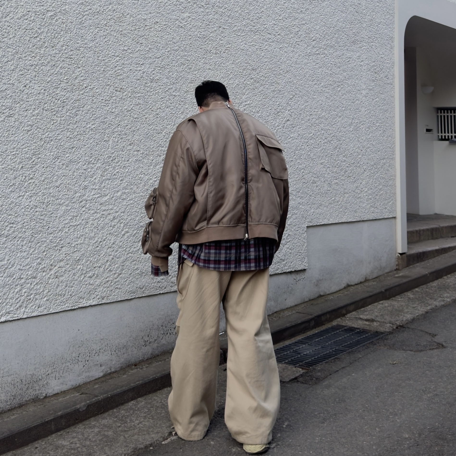 Nonnod Flexible String Check Shirts Wine, Nonnod Side Zip Cargo Pants Beige 착용 스타일 - 2