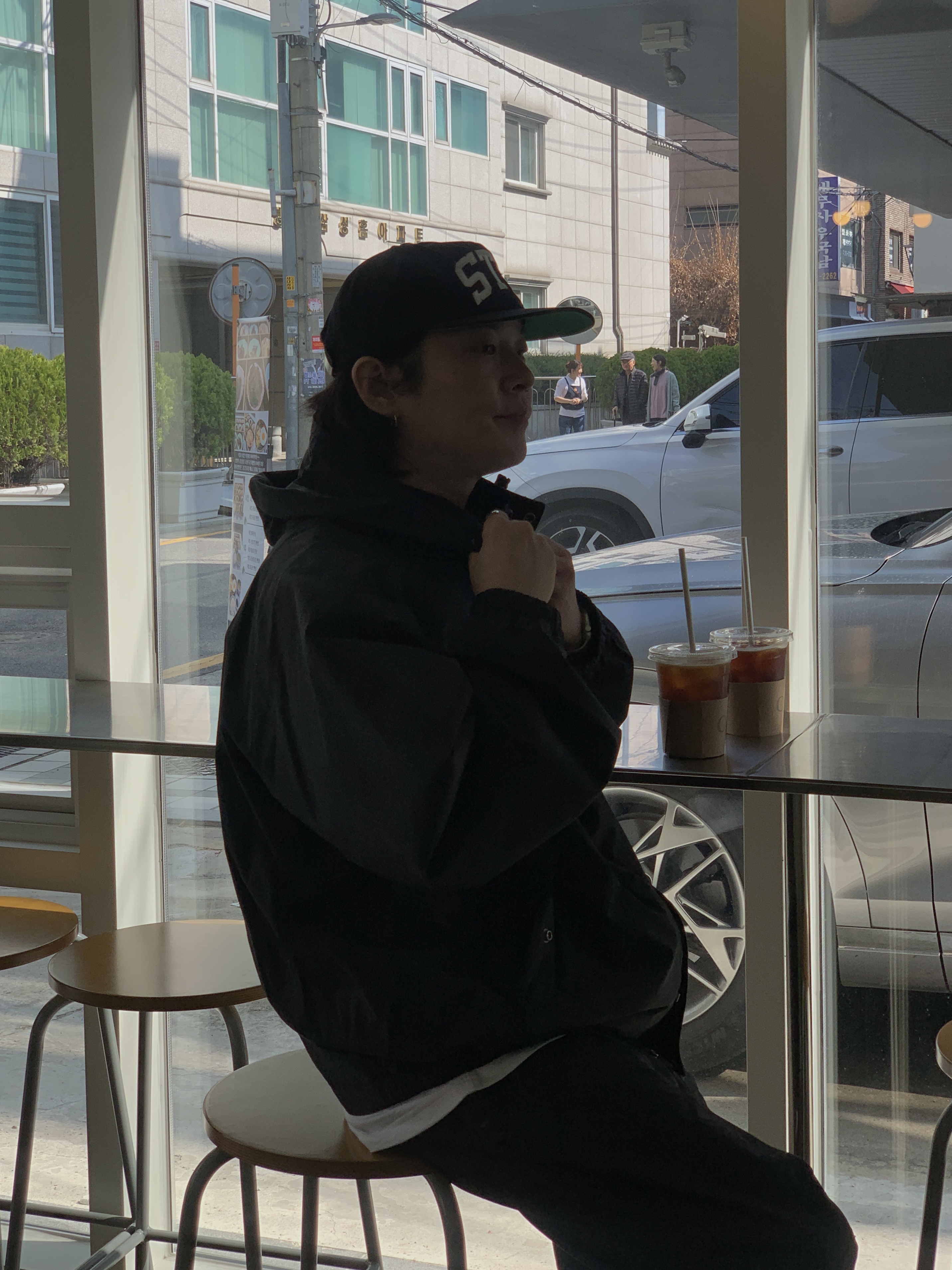 Stussy Stu Arch Strapback Cap Black, Thisisneverthat x Grateful Dead SYF Wind Jacket Off Black 착용 스타일 - 3