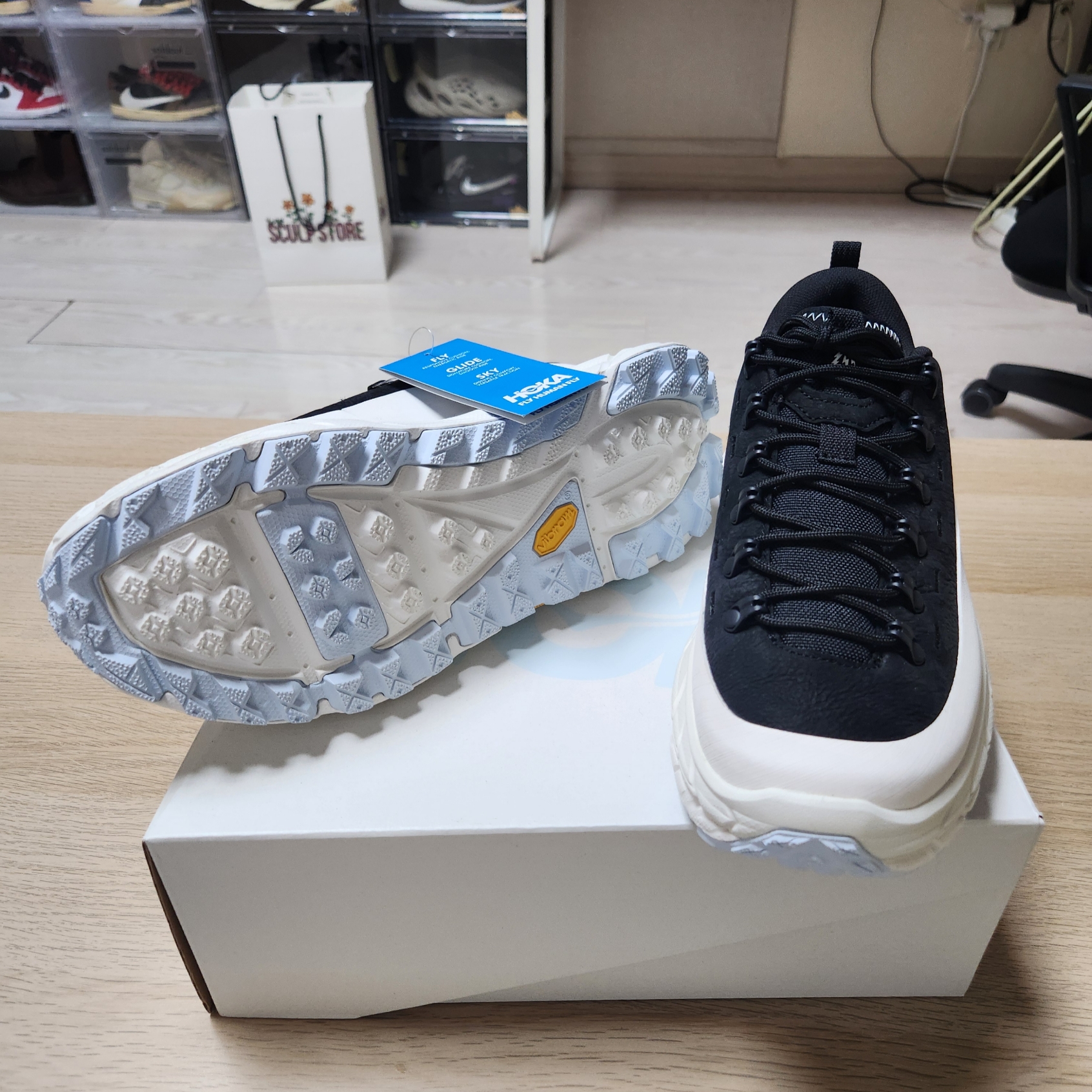 Hoka x Hidden Characters Tor Summit 2 Snow White Black 착용 스타일 - 5