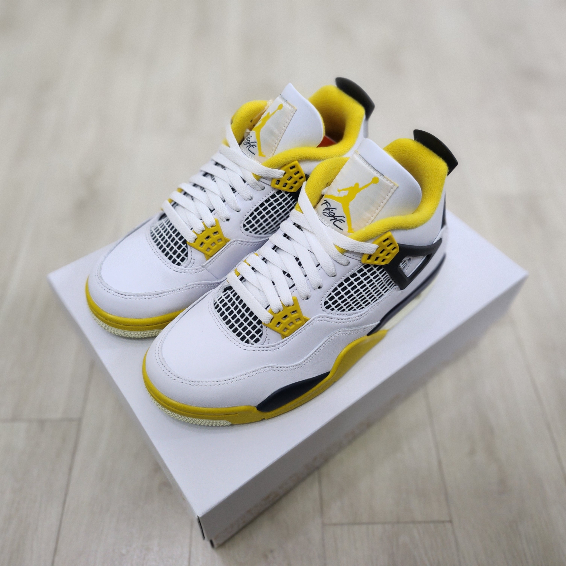 (W) Jordan 4 Retro Vivid Sulfur 착용 스타일 - 2