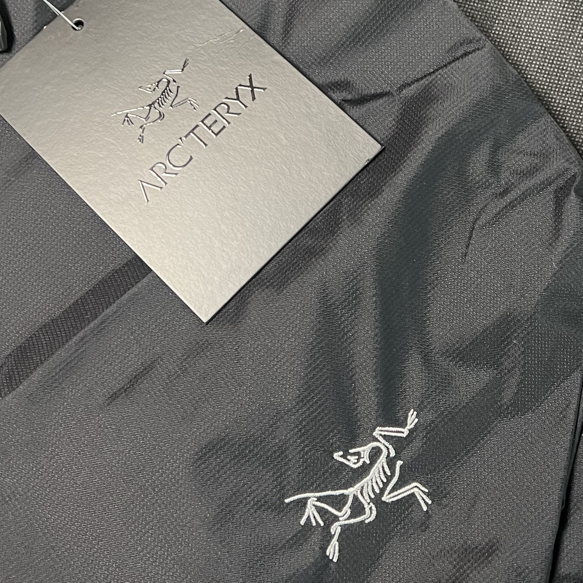 Arc'teryx Heliad 12 Tote Black 착용 스타일
